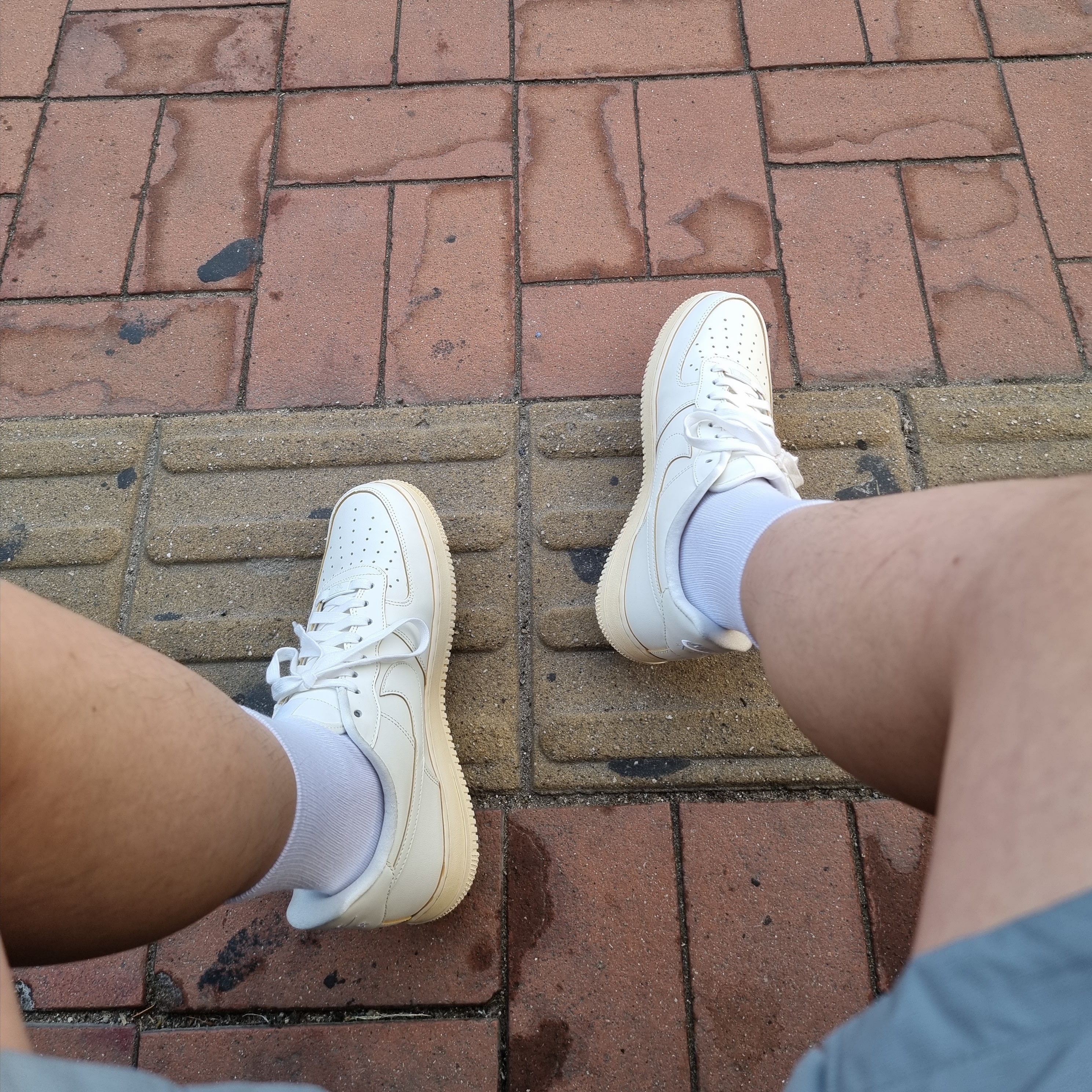 Nike Air Force 1 '07 LV8 Timeless Classic 착용 스타일