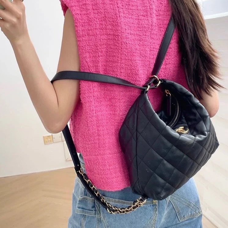 Chanel Maxi Hobo Bag Lambskin & Gold Black 착용 스타일 - 1