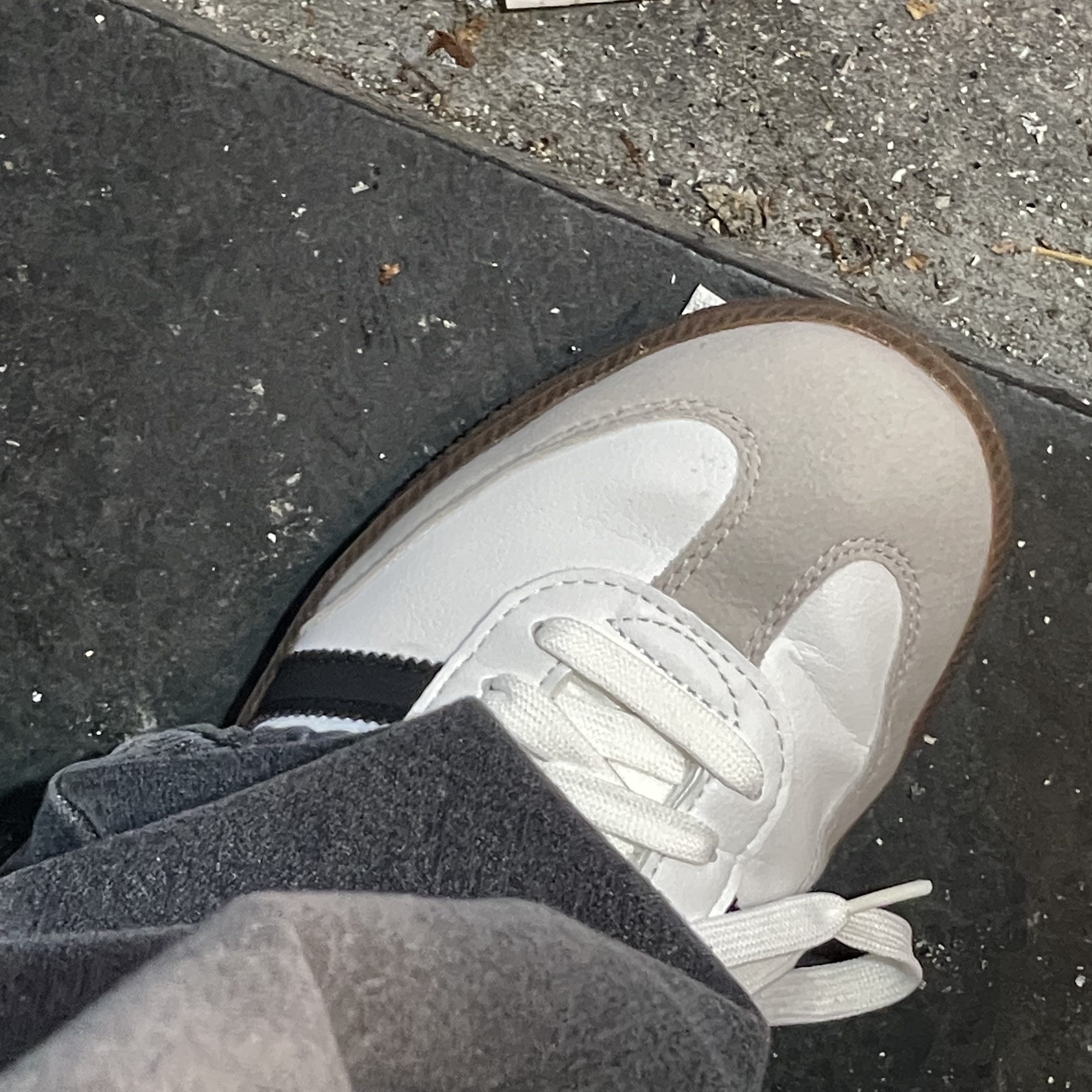 Adidas Samba Vegan White Black 착용 스타일 - 2