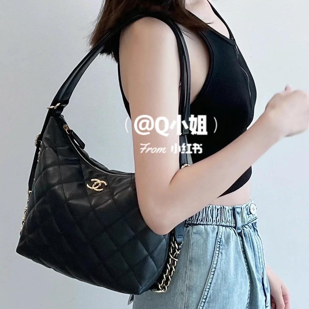 Chanel Maxi Hobo Bag Lambskin & Gold Black 착용 스타일 - 3