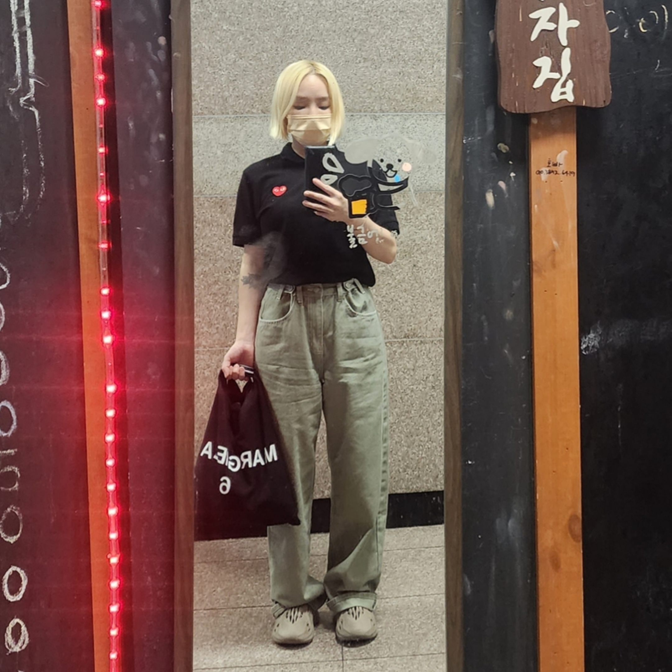 Adidas Yeezy Foam RNNR Stone Sage, Play Comme des Garcons Red Heart Polo Shirt Black 착용 스타일