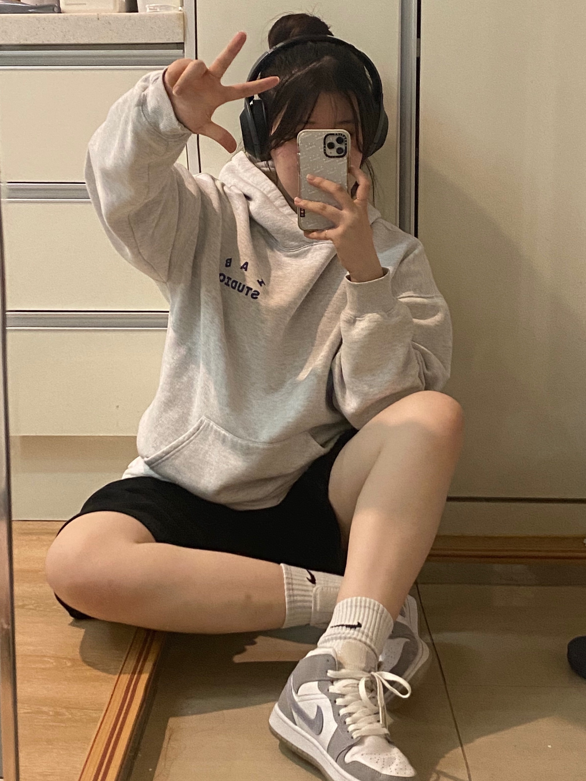 IAB Studio Hoodie Light Gray, (W) Jordan 1 Mid Wolf Grey 착용 스타일