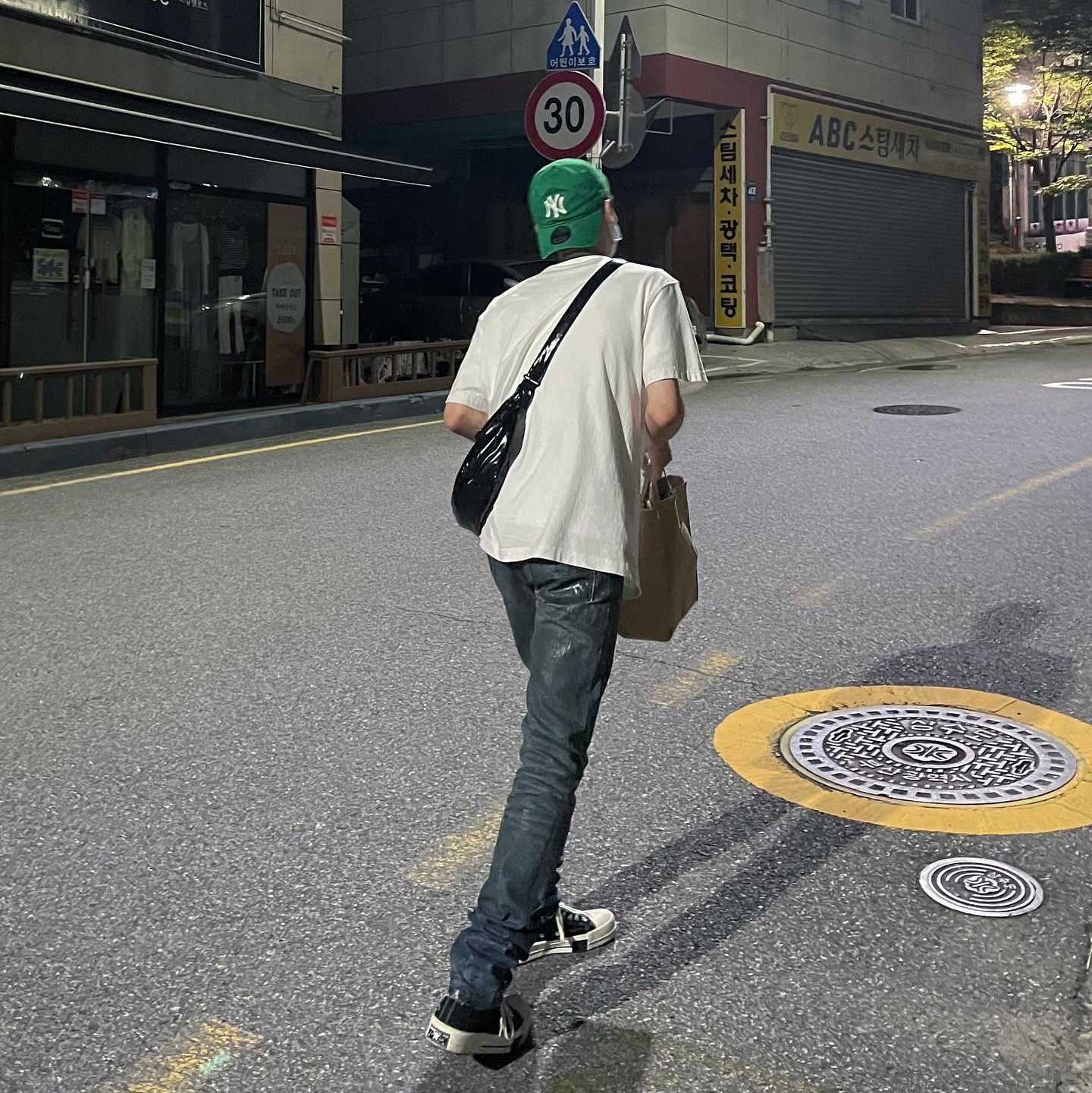 Converse x Drkshdw Drkstr Chuck 70 High Black, New Era x MoMA New York Yankees Cap Kelly Green 착용 스타일