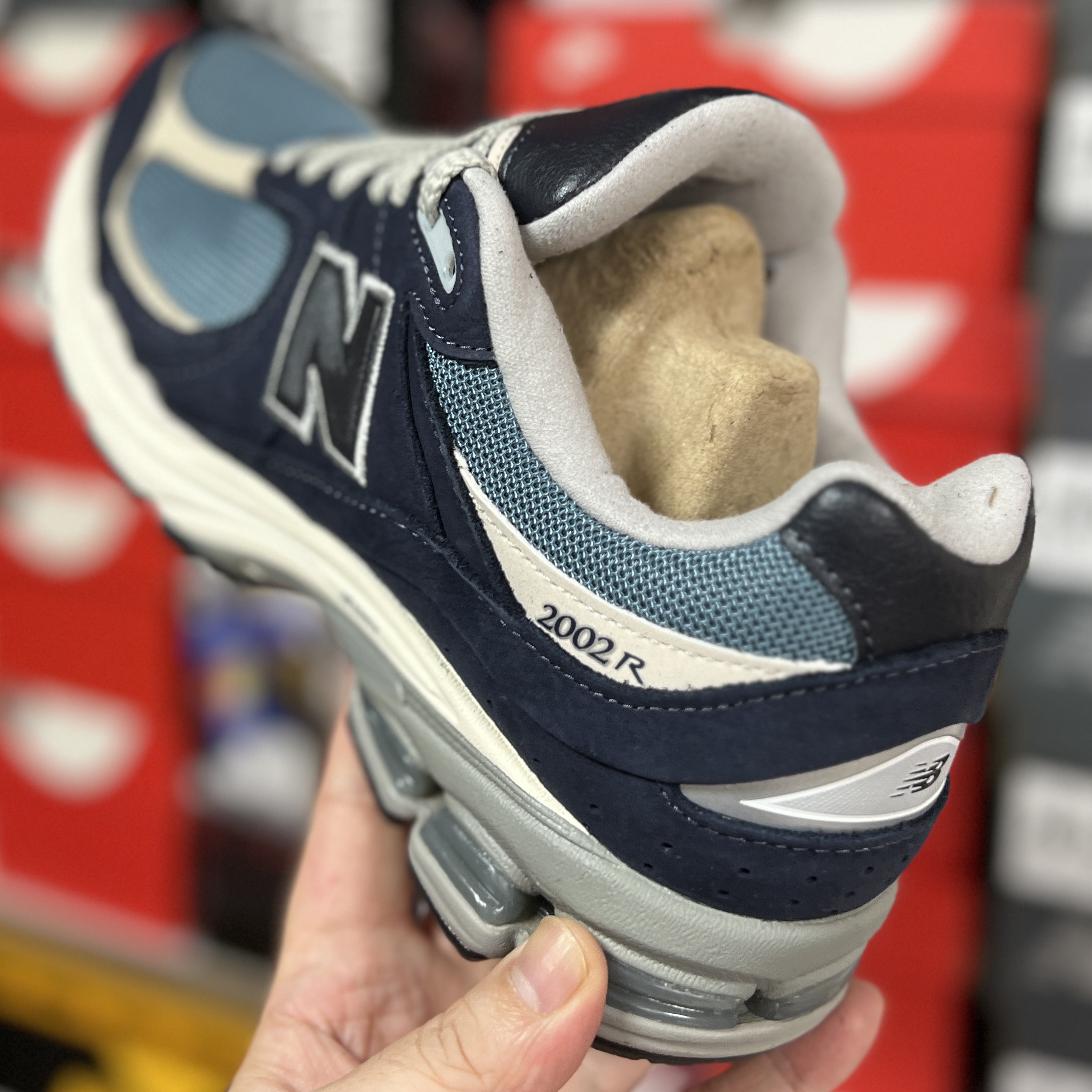 New Balance 2002R Dark Navy 착용 스타일 - 2
