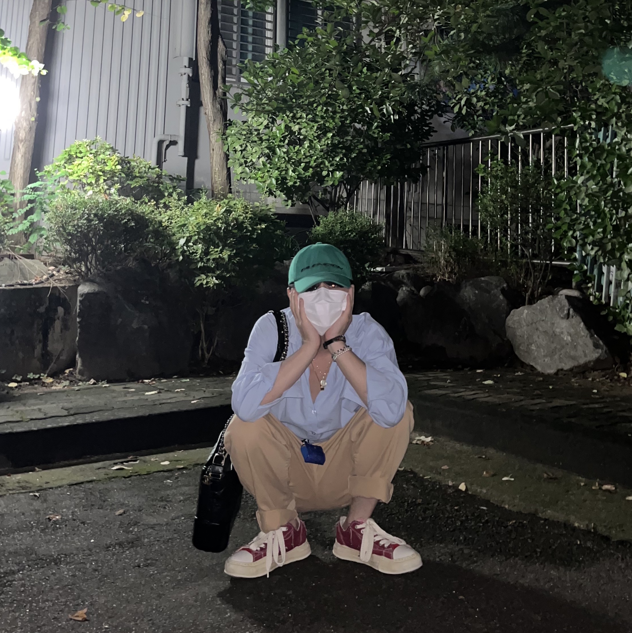 Maison Mihara Yasuhiro Peterson OG Sole OD Canvas Low-top Sneakers Red, Chanel Gabrielle Medium Hobo Bag Aged Calfskin & Gold Black 착용 스타일 - 1