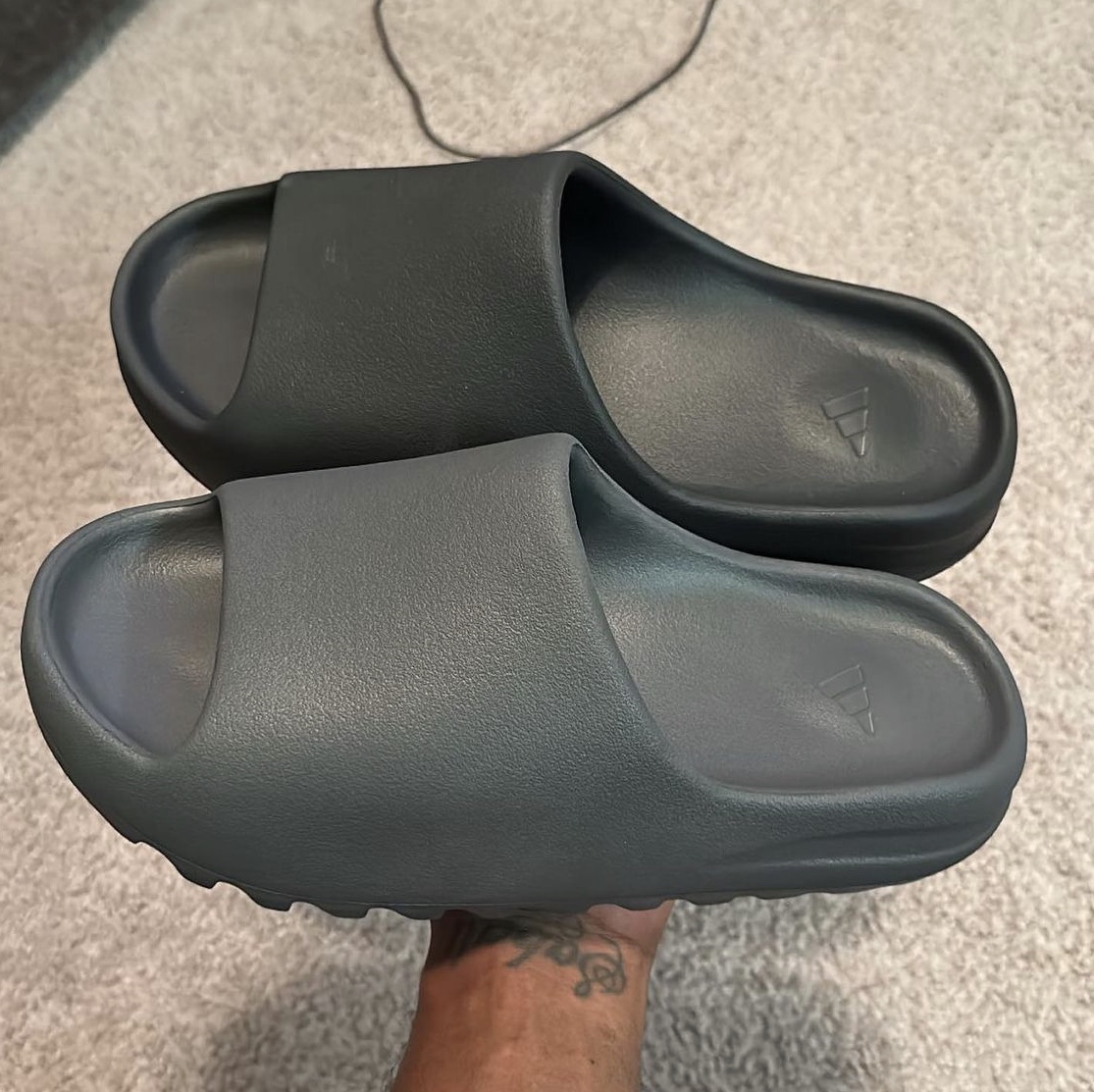 Adidas Yeezy Slide Onyx 착용 스타일 - 1