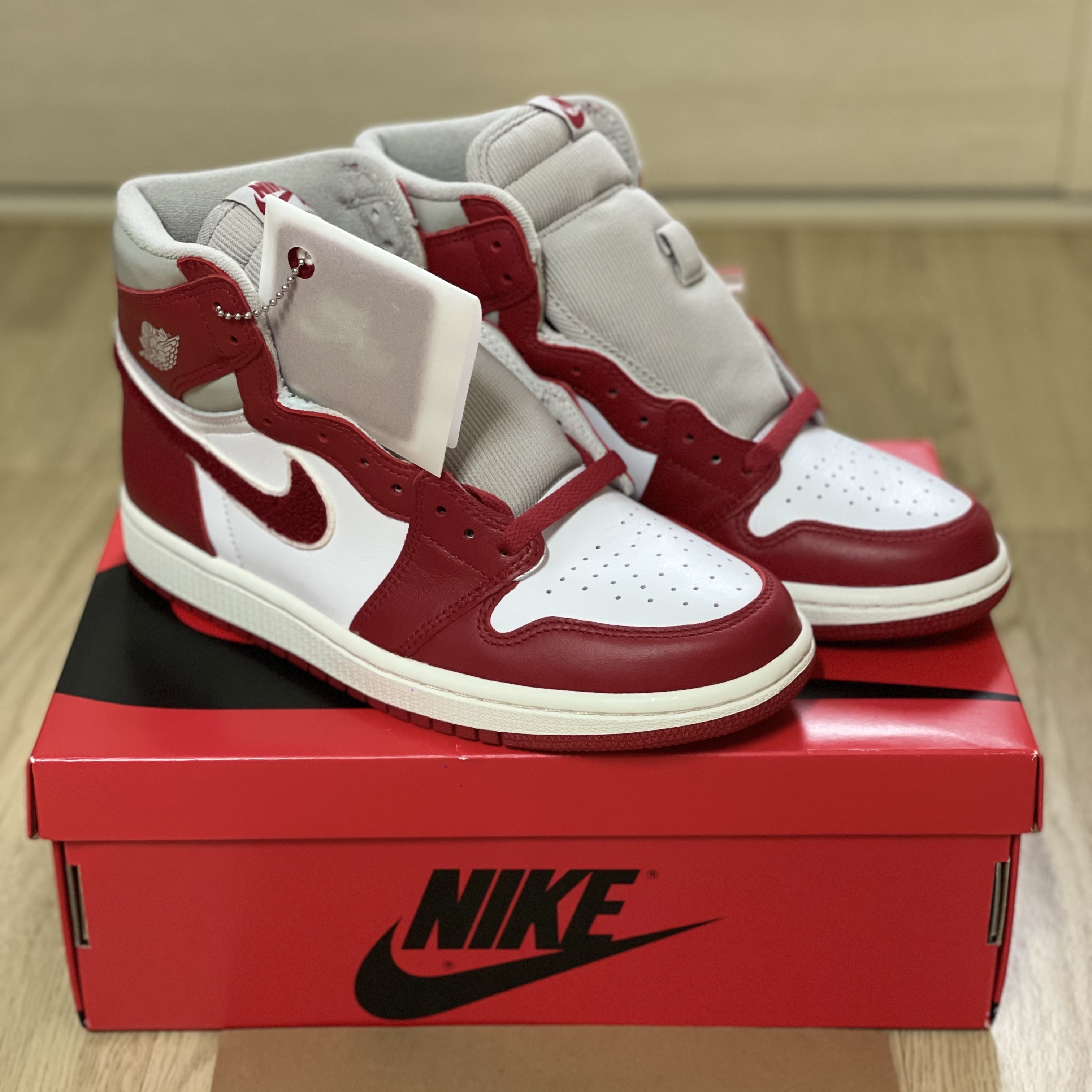 (W) Jordan 1 Retro High OG Varsity Red 착용 스타일 - 2