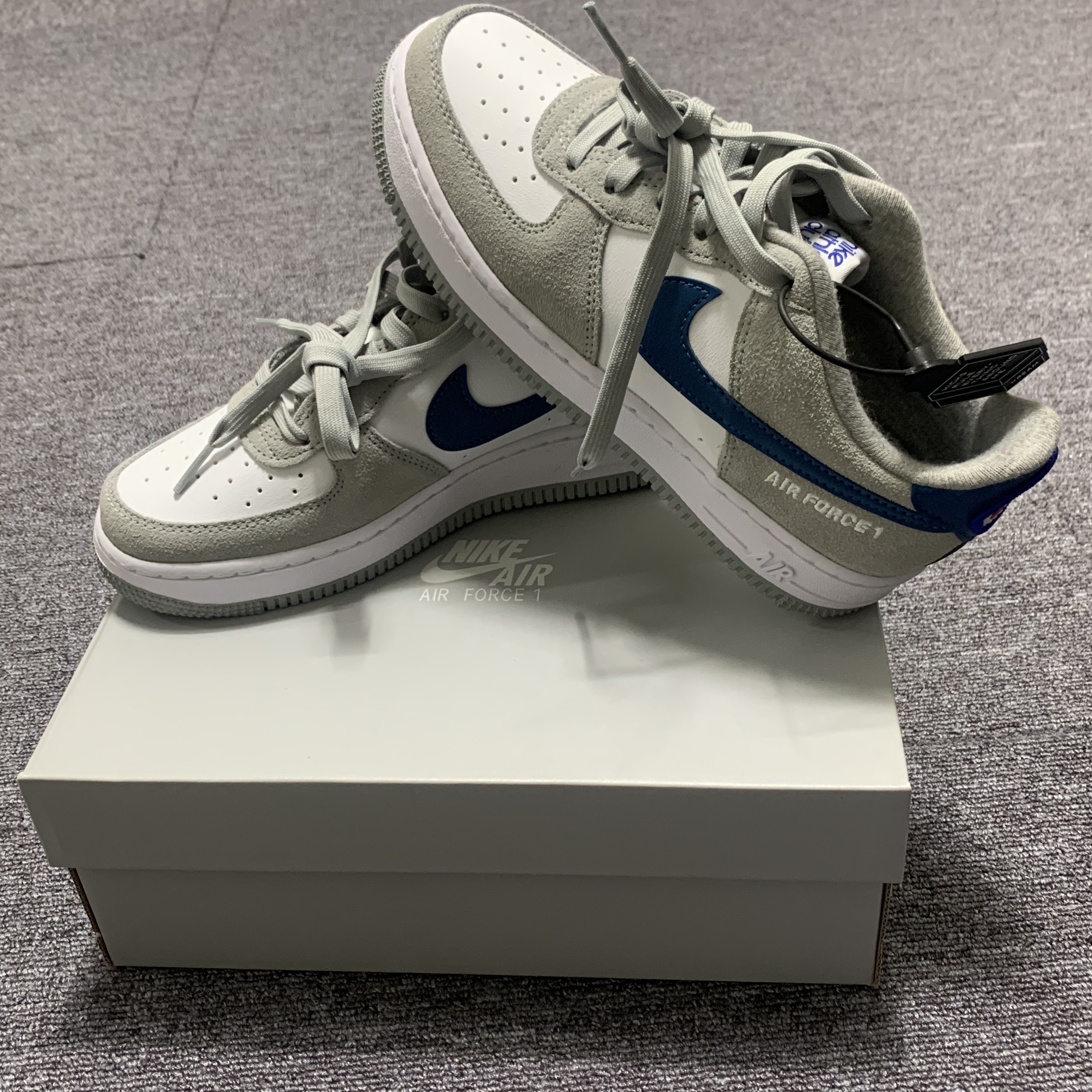 (GS) Nike Air Force 1 LV8 Athletic Club Light Smoke Grey Marina 착용 스타일 - 4