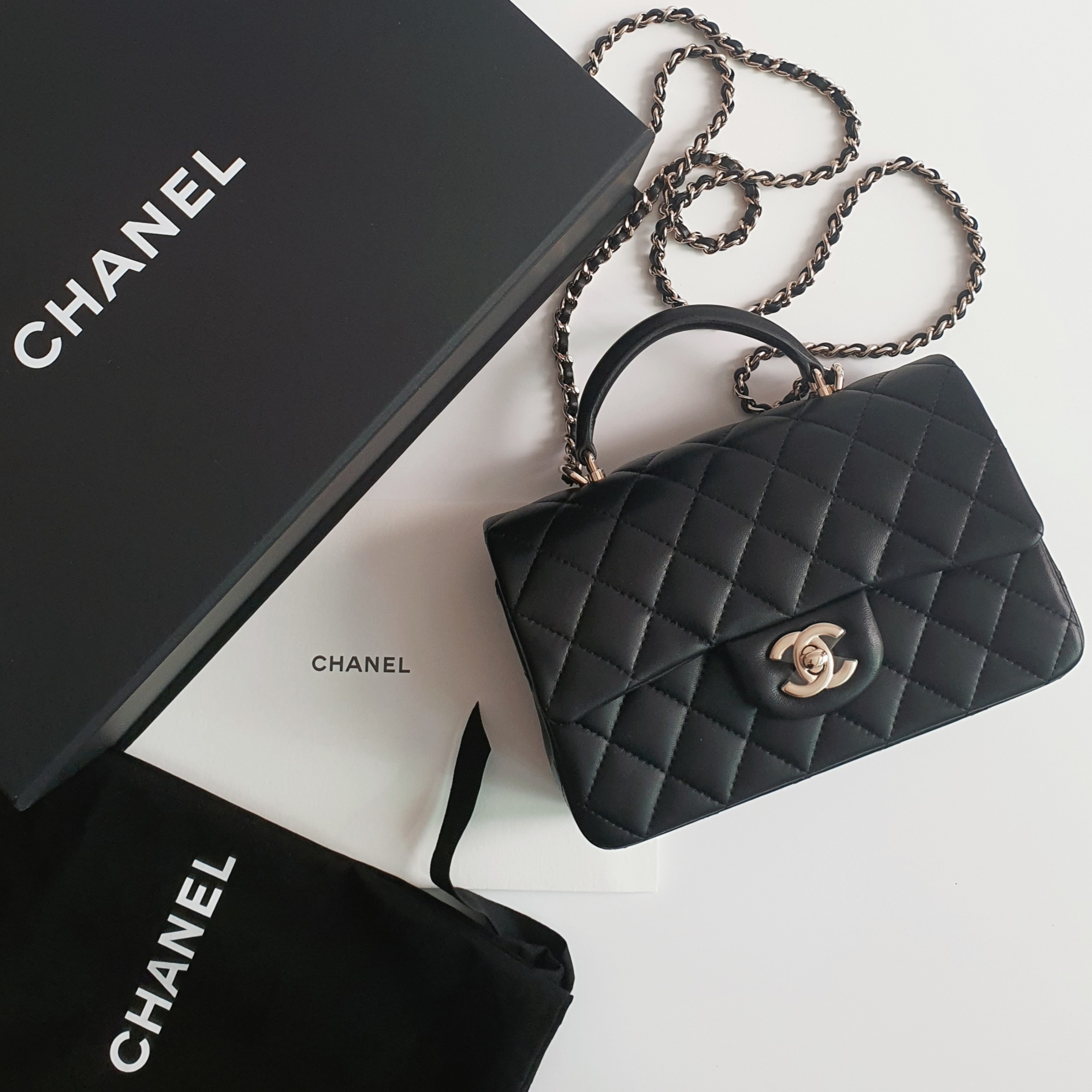 Chanel Mini Flap Bag with Top Handle Lambskin & Gold Black 착용 스타일