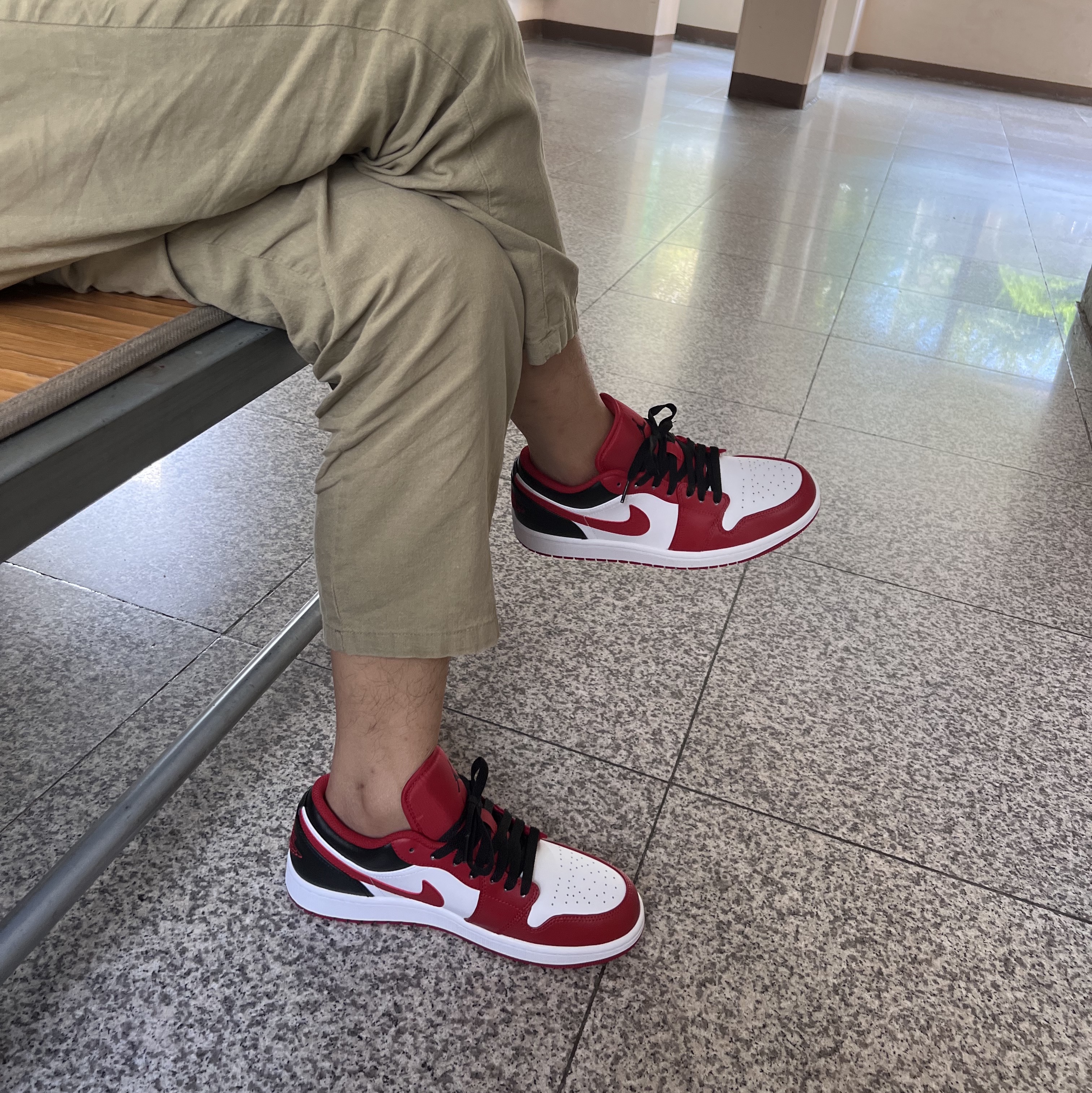 Jordan 1 Low White Gym Red Black 착용 스타일 - 1