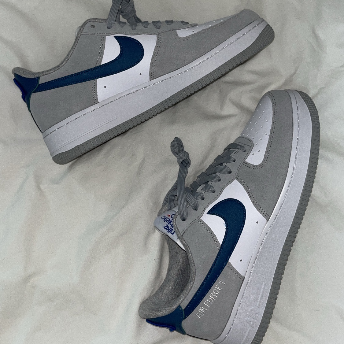Nike Air Force 1 '07 LV8 Athletic Club Light Smoke Grey Marina 착용 스타일