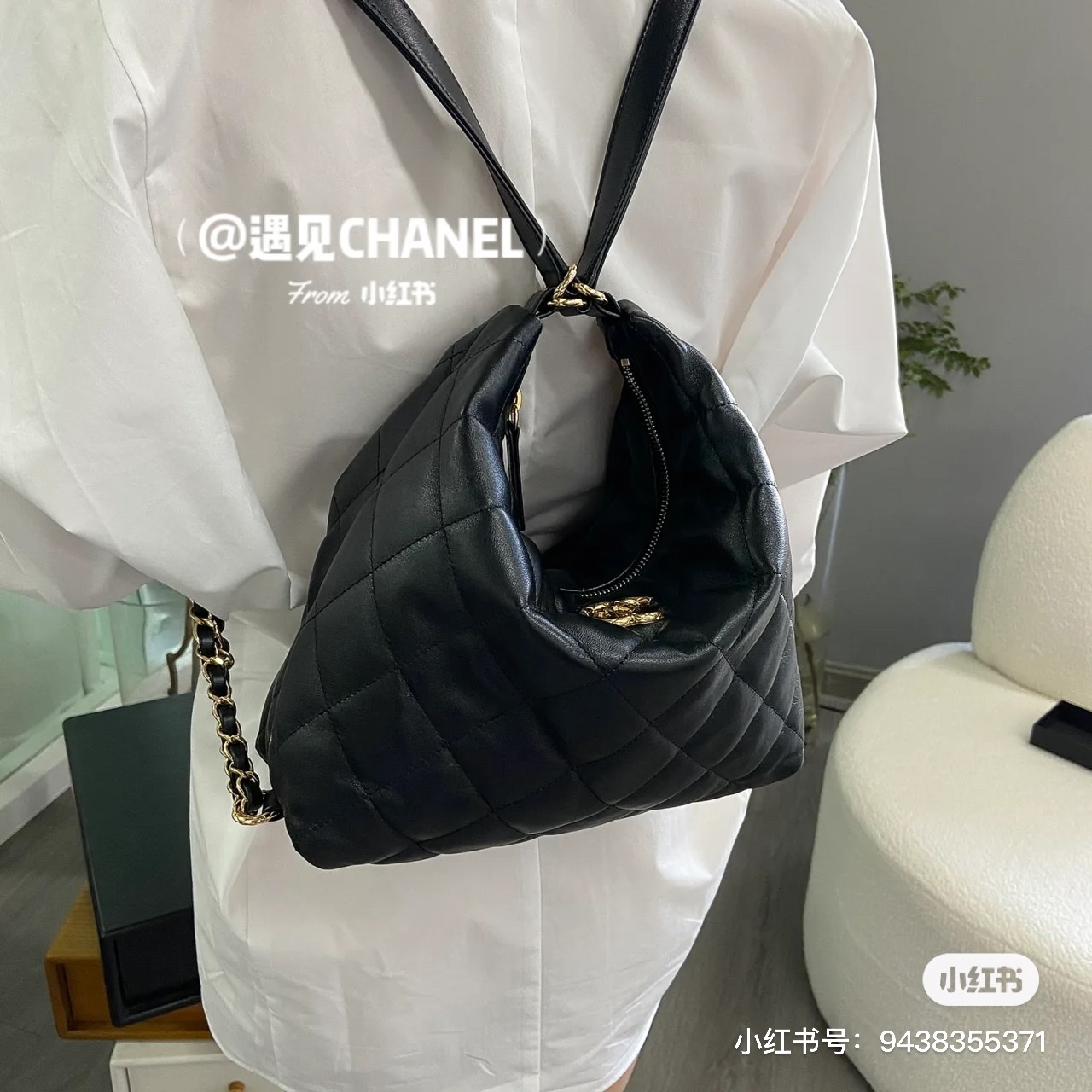 Chanel Maxi Hobo Bag Lambskin & Gold Black 착용 스타일 - 1
