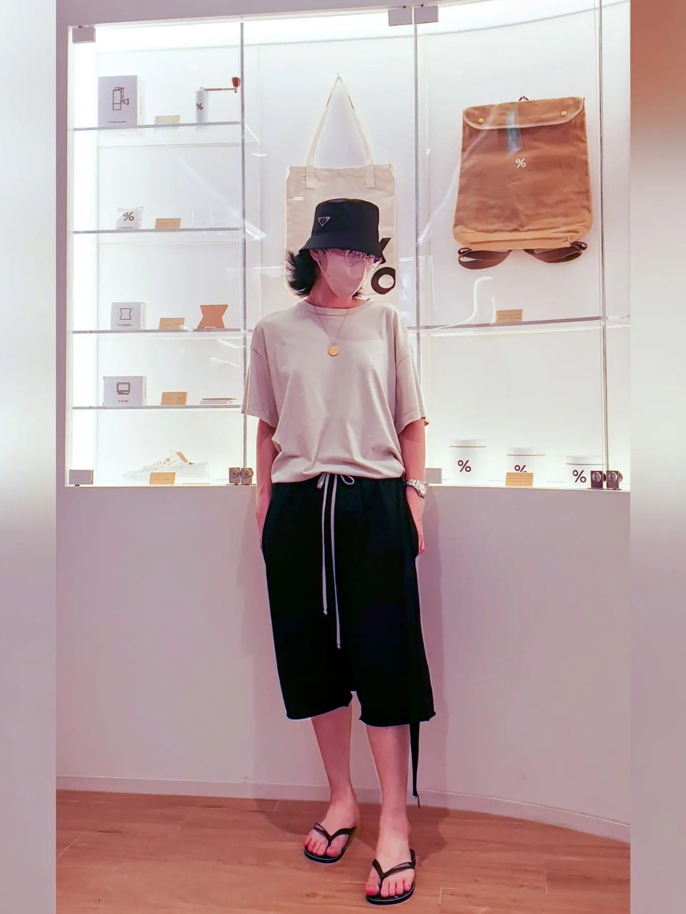 Prada Re-Nylon Bucket Hat Black 착용 스타일 - 3