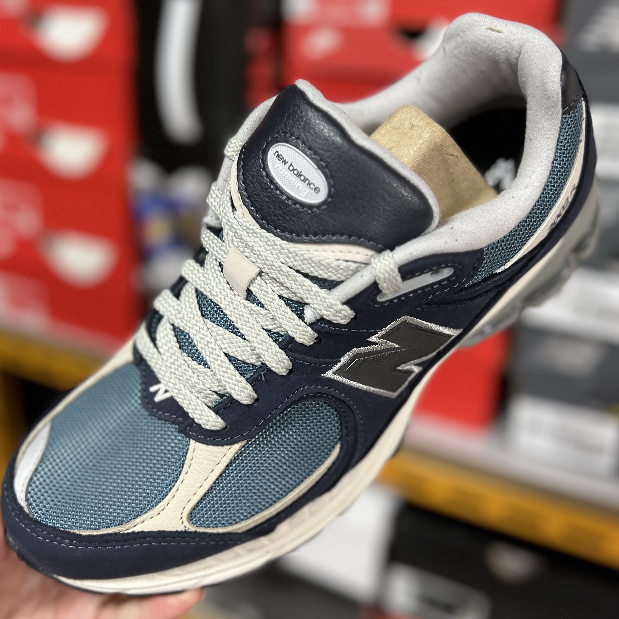 New Balance 2002R Dark Navy 착용 스타일 - 1