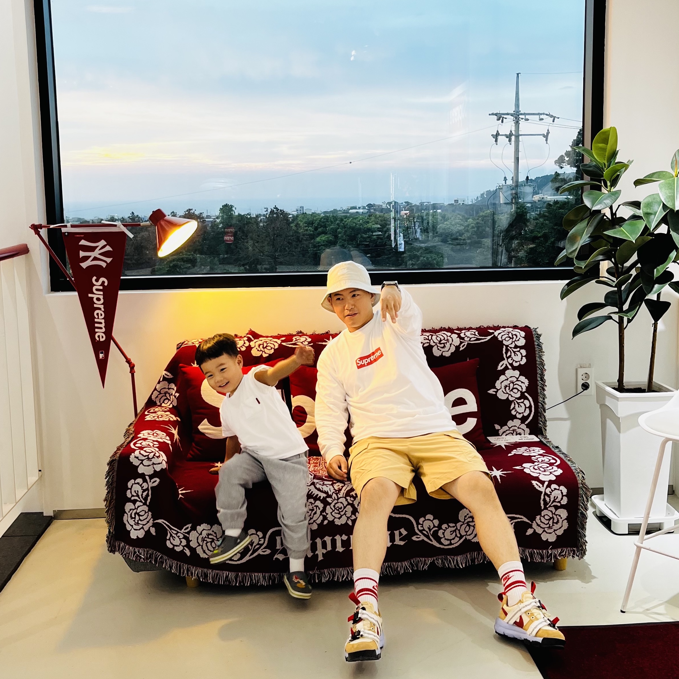 Nike Futura Washed Bucket Hat Light Bone, Supreme Box Logo L/S T-Shirt White - 20FW 착용 스타일