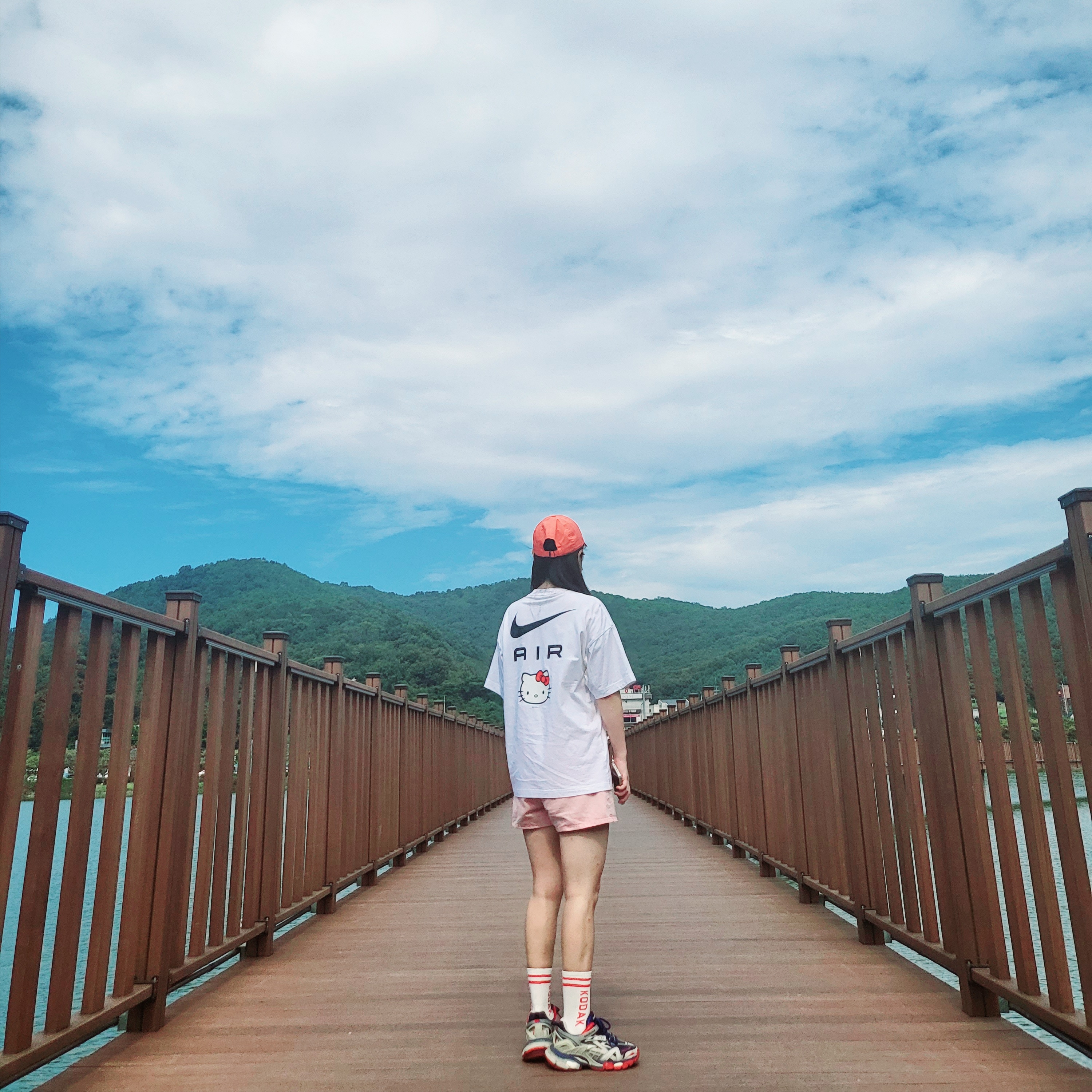Nike x Hello Kitty NRG Air T-Shirt White - Asia, (W) Balenciaga Track.2 Sneakers Blue Red 2019 착용 스타일 - 1