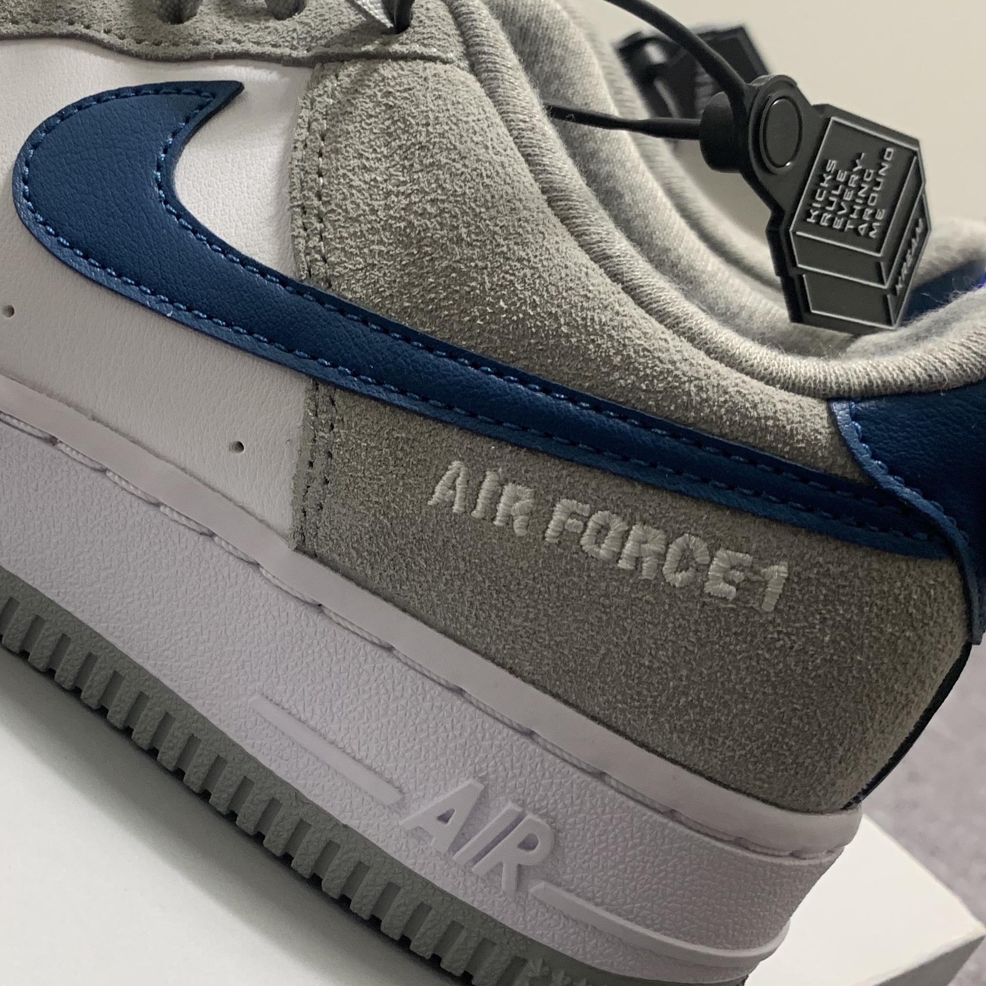 (GS) Nike Air Force 1 LV8 Athletic Club Light Smoke Grey Marina 착용 스타일 - 5
