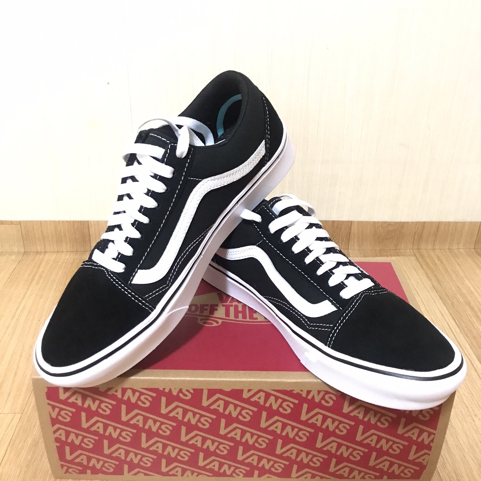 Vans ComfyCush Old Skool Black True white 착용 스타일