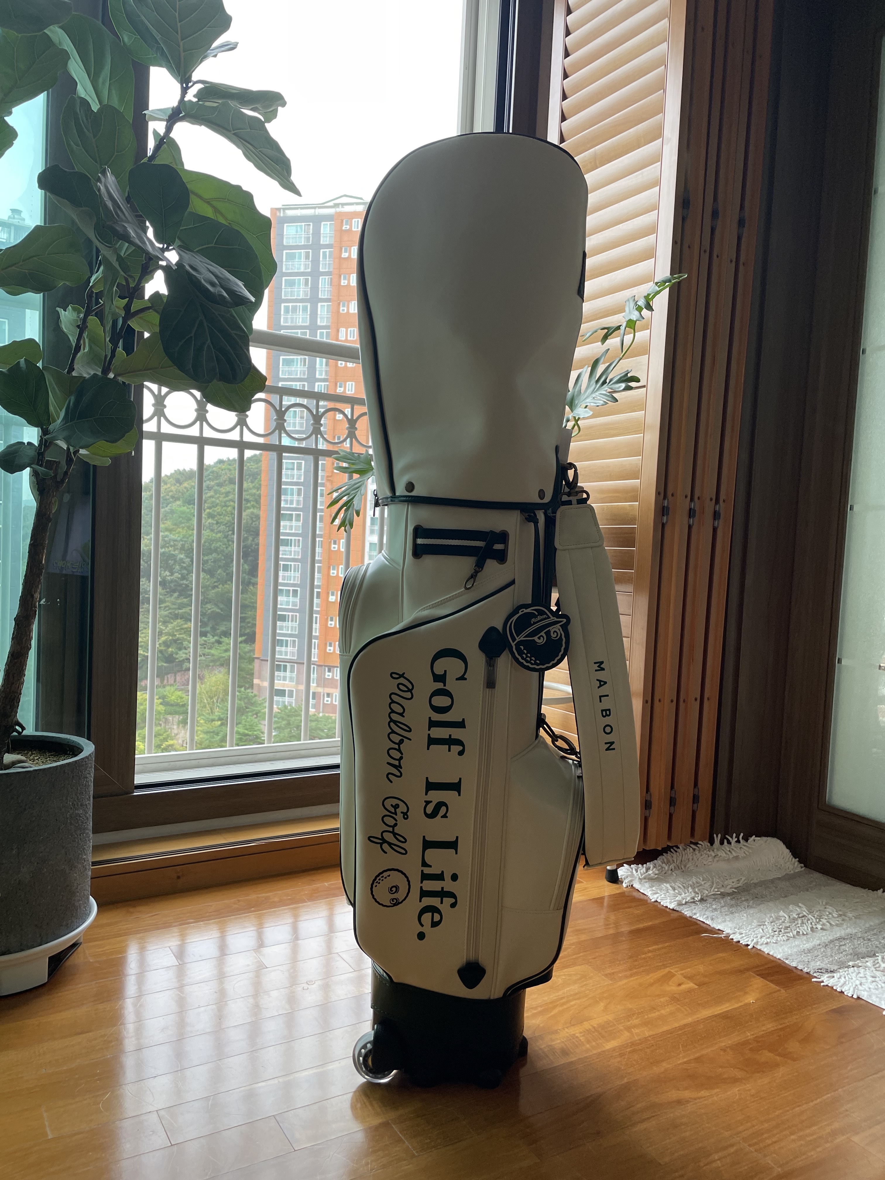 Malbon Golf Vintage Mood Wheel Caddie Bag Ivory 착용 스타일 - 2