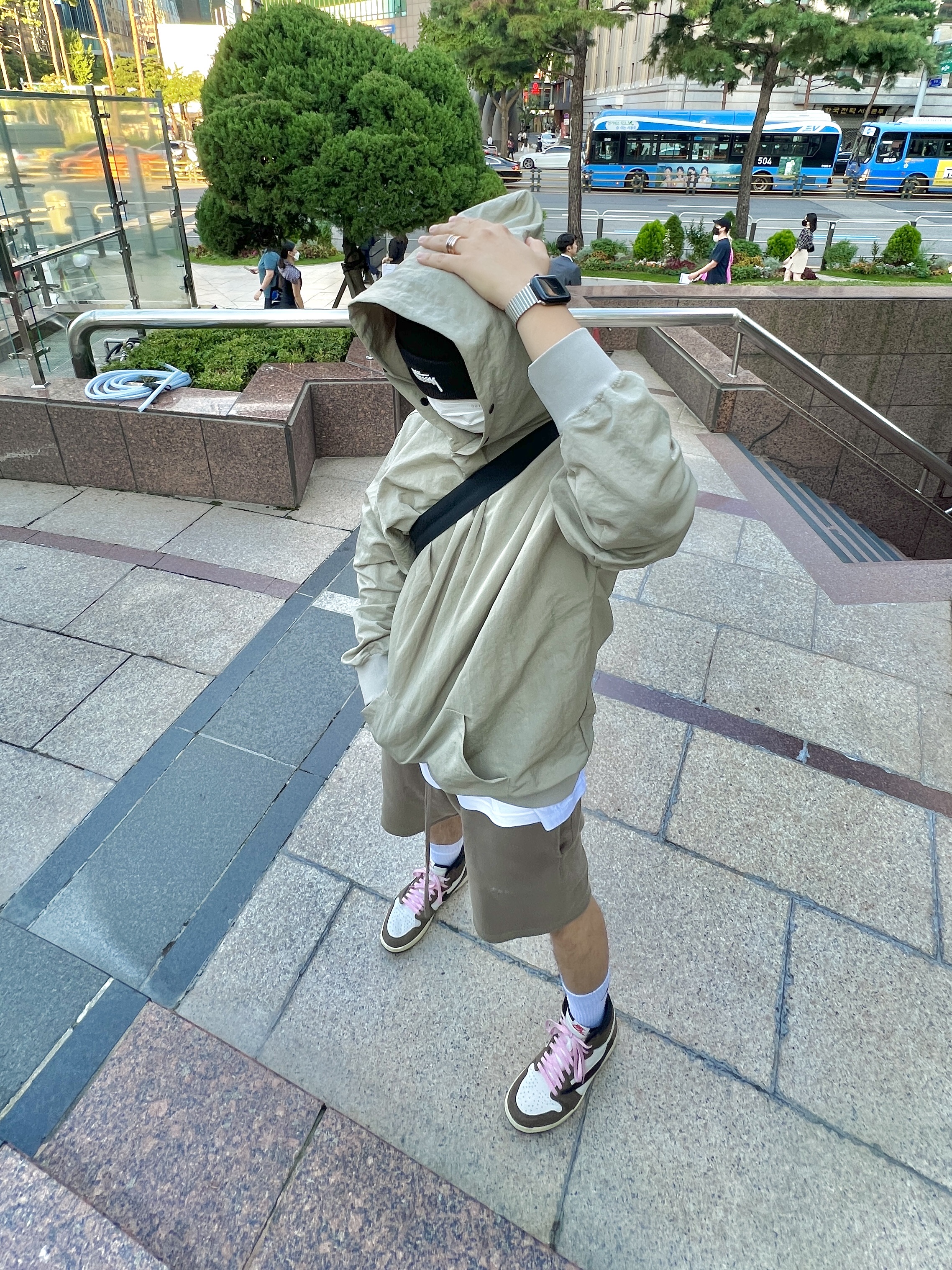Jordan 1 x Travis Scott Retro High OG SP Mocha, Nike x Stussy NRG Cuffed Beanie Black 착용 스타일 - 1