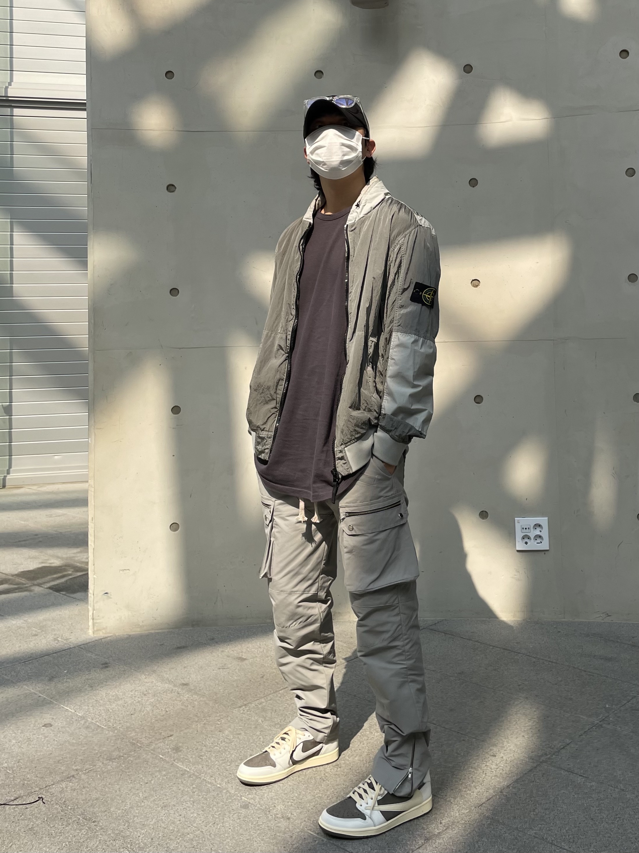 Jordan 1 x Travis Scott Retro Low OG SP Sail and Ridgerock, Permanent Archive Side Pocket Zip Pants Foggy 착용 스타일