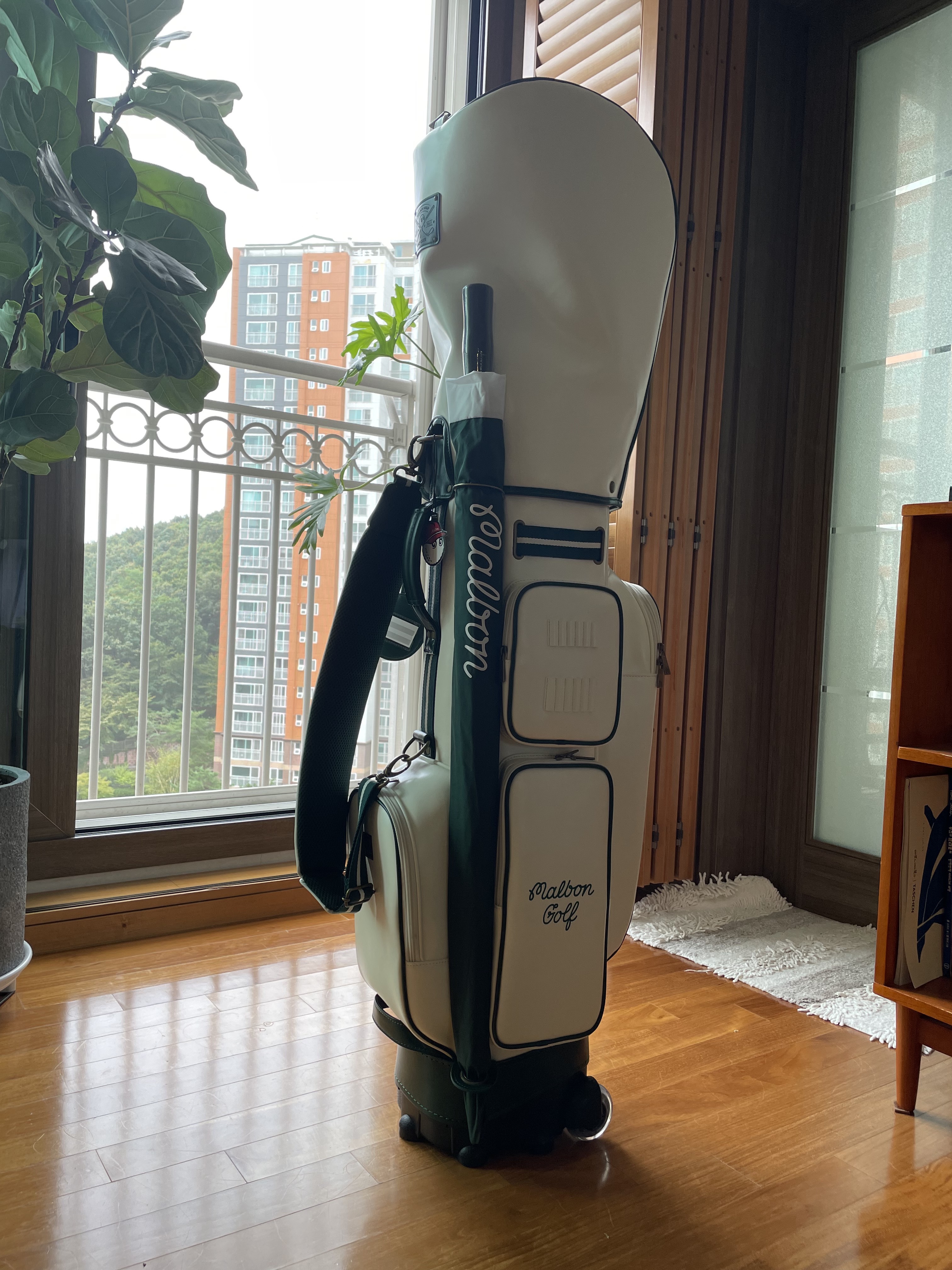 Malbon Golf Vintage Mood Wheel Caddie Bag Ivory 착용 스타일 - 1