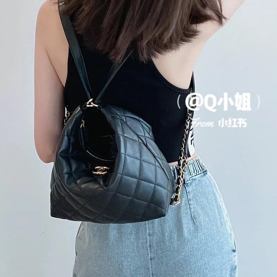 Chanel Maxi Hobo Bag Lambskin & Gold Black 착용 스타일 - 1