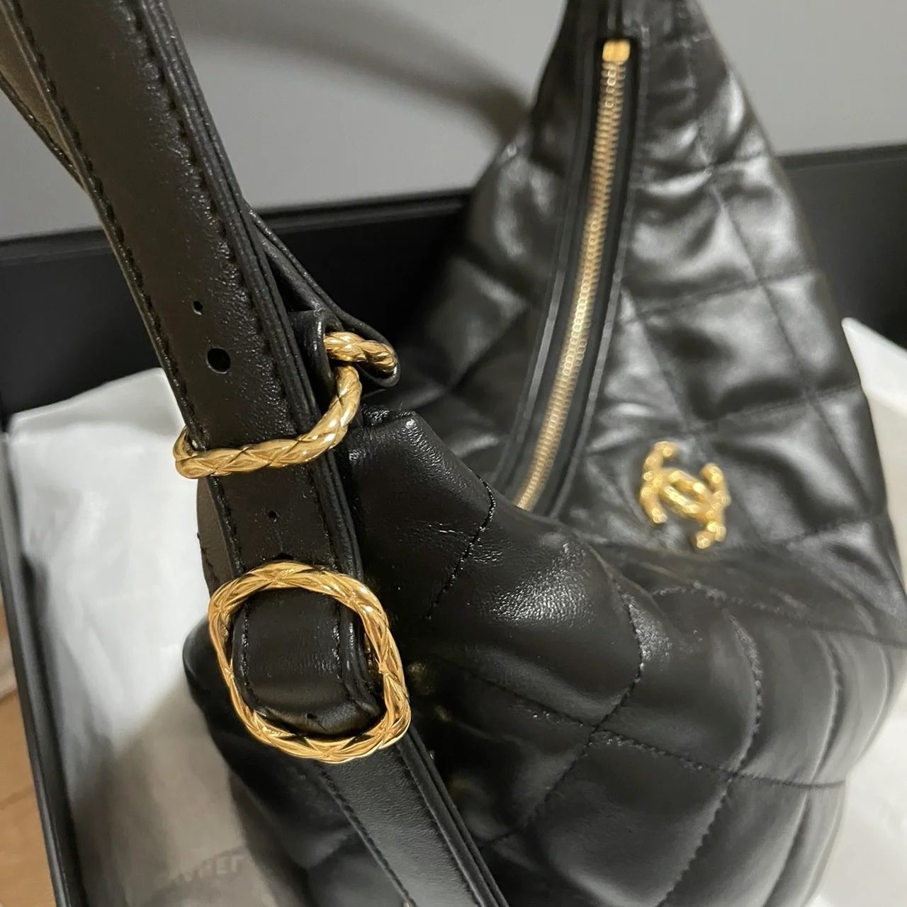 Chanel Maxi Hobo Bag Lambskin & Gold Black 착용 스타일 - 3