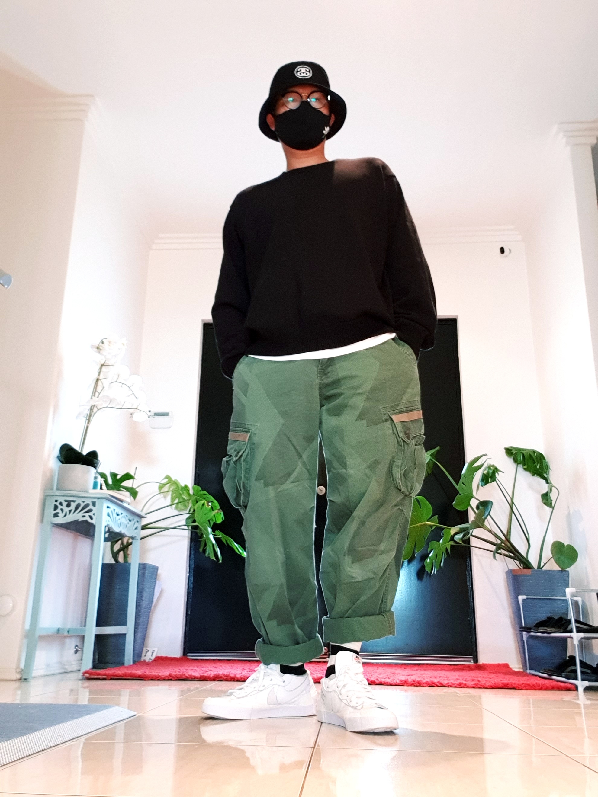 Stussy Bent Crown Sweater Black, Nike x Sacai Blazer Low White Patent Leather 착용 스타일 - 2
