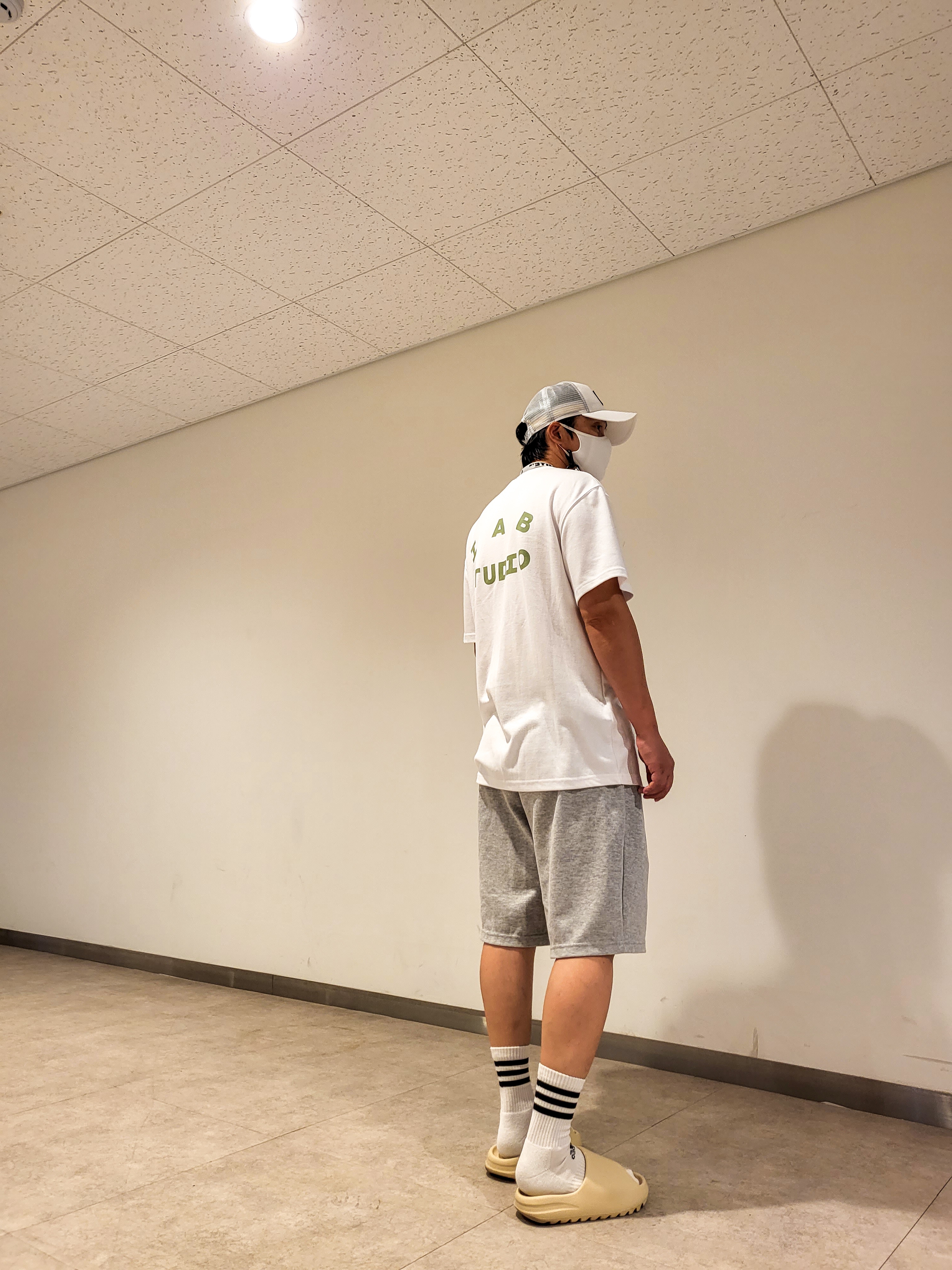 Adidas Yeezy Slide Bone 2022/2023, IAB Studio T-Shirt White Light Green 착용 스타일