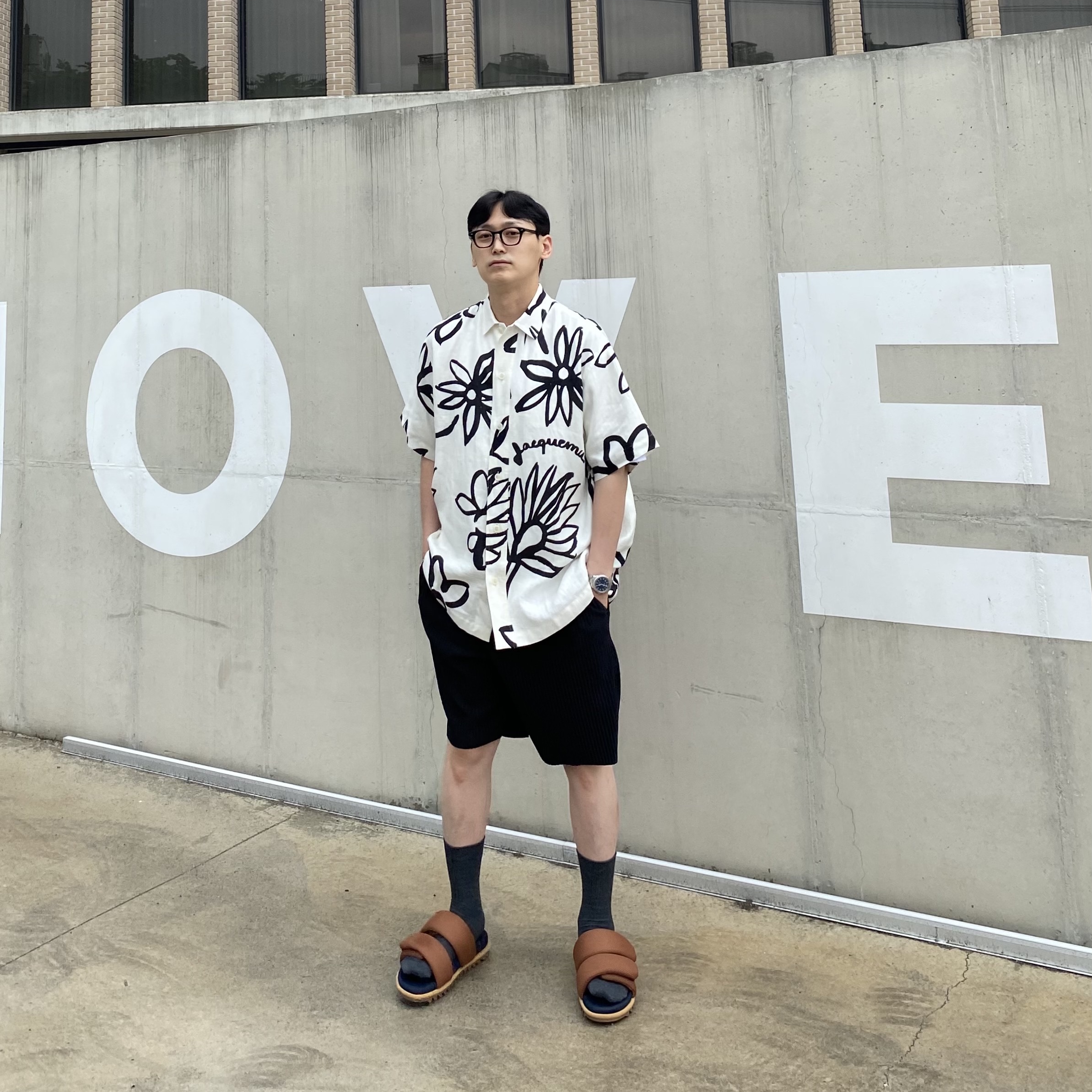 Jacquemus La Chemise Moisson Flower Sketch Short Sleeved Shirt Print Black White Flowers 착용 스타일 - 3