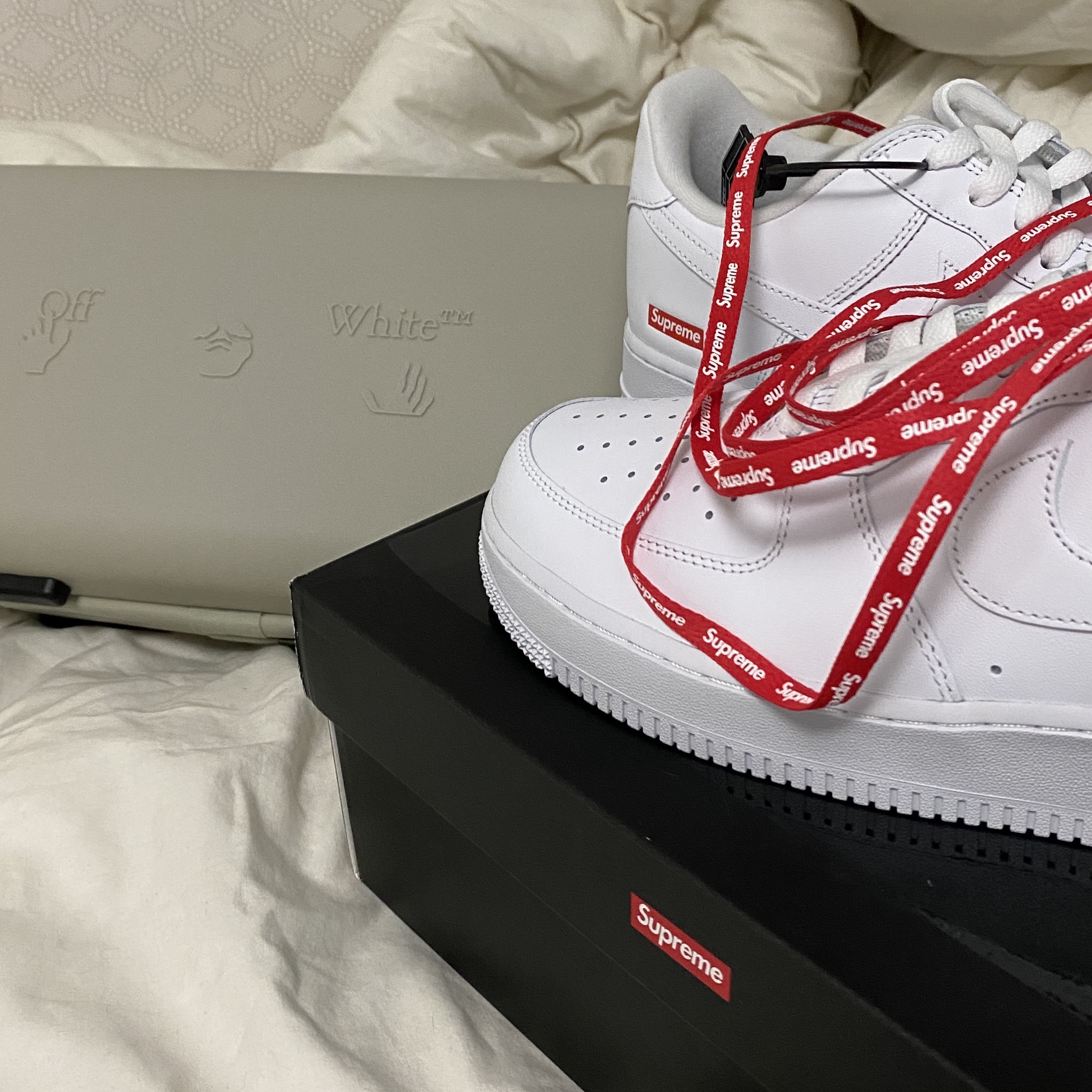 Off-White x Amore Pacific Protection Box (Without Cosmetics), Nike x Supreme Air Force 1 Low White 착용 스타일
