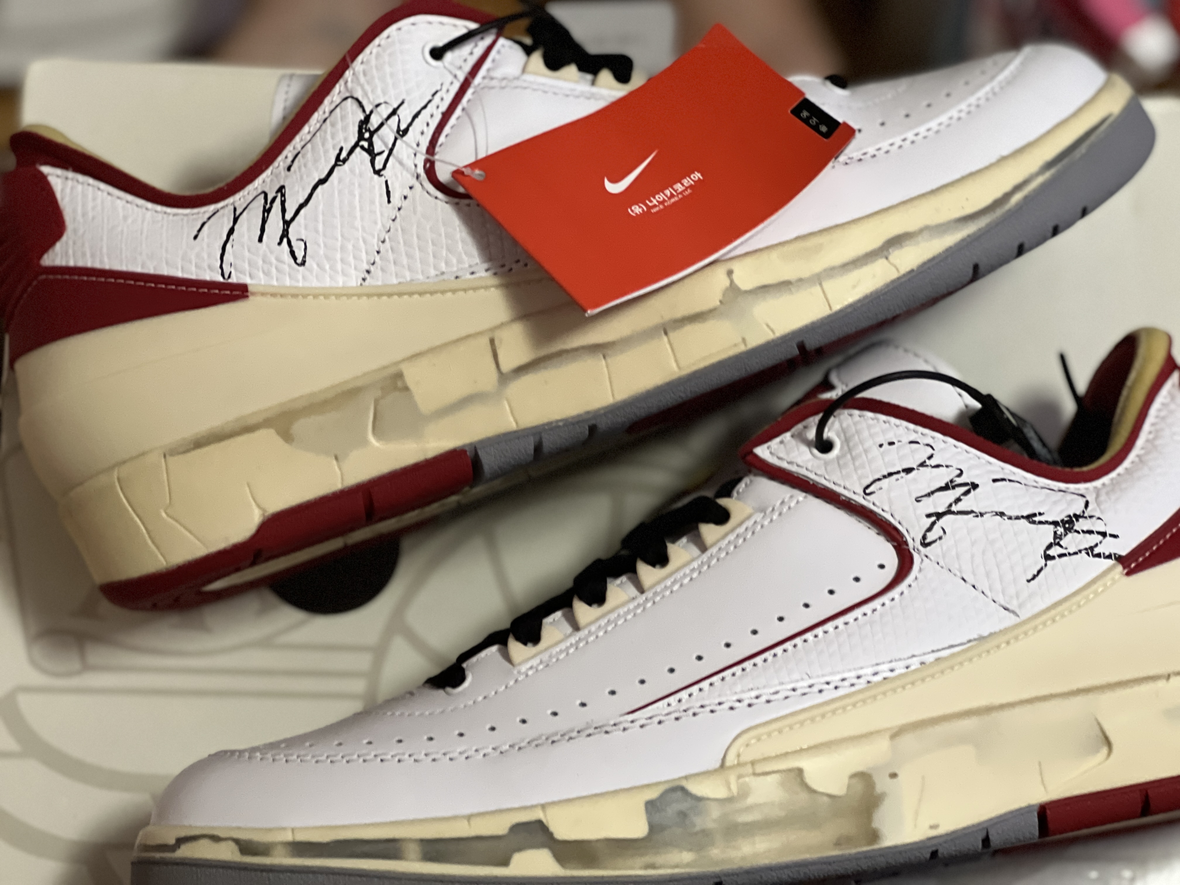 Jordan 2 x Off-White Retro Low SP White and Varsity Red 착용 스타일