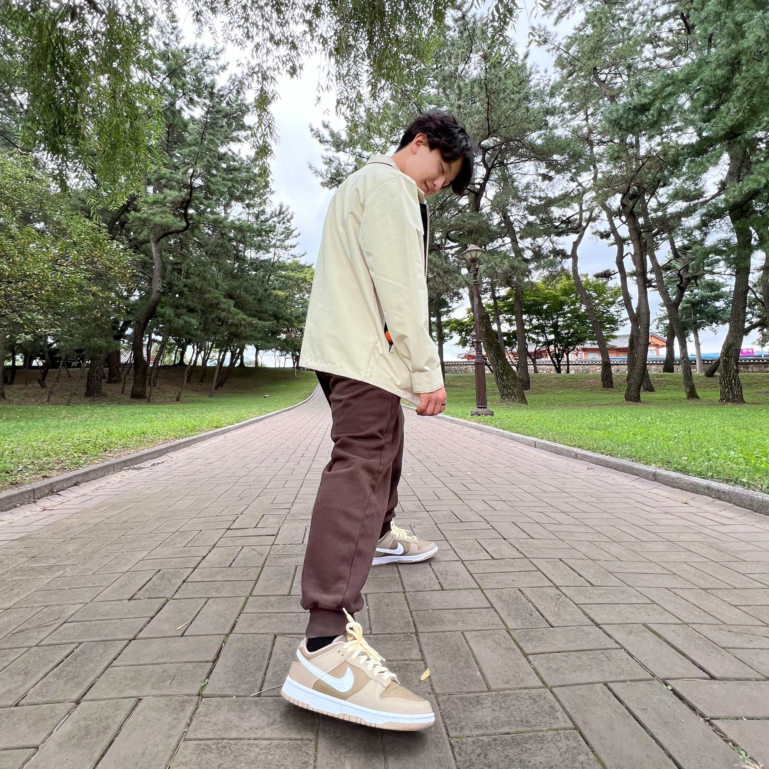 Nike Dunk Low Retro Khaki Hazel Rush, IAB Studio Sweatpants Brown 착용 스타일