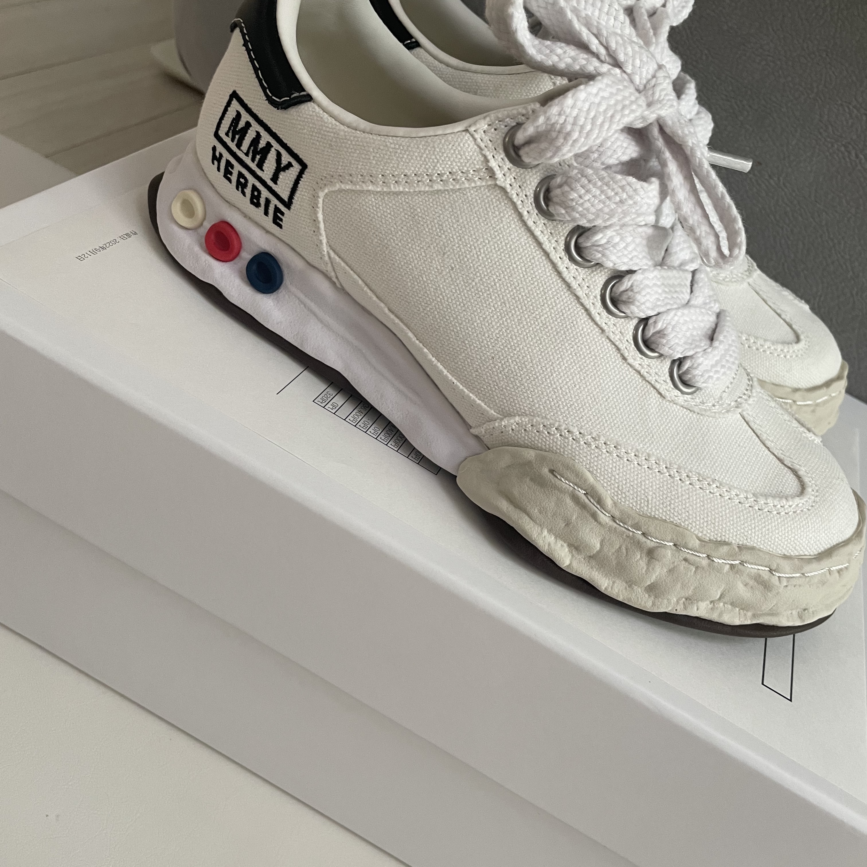 Maison Mihara Yasuhiro Herbie OG Sole Canvas Low-top Sneakers White 착용 스타일 - 3