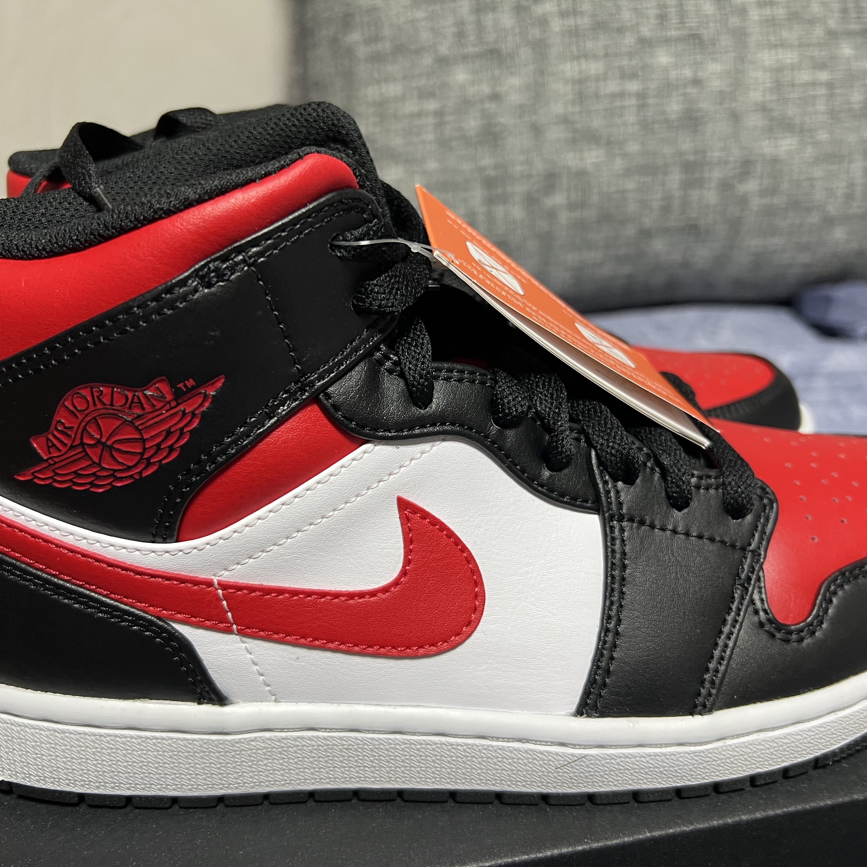 Jordan 1 Mid Black Fire Red 착용 스타일 - 1