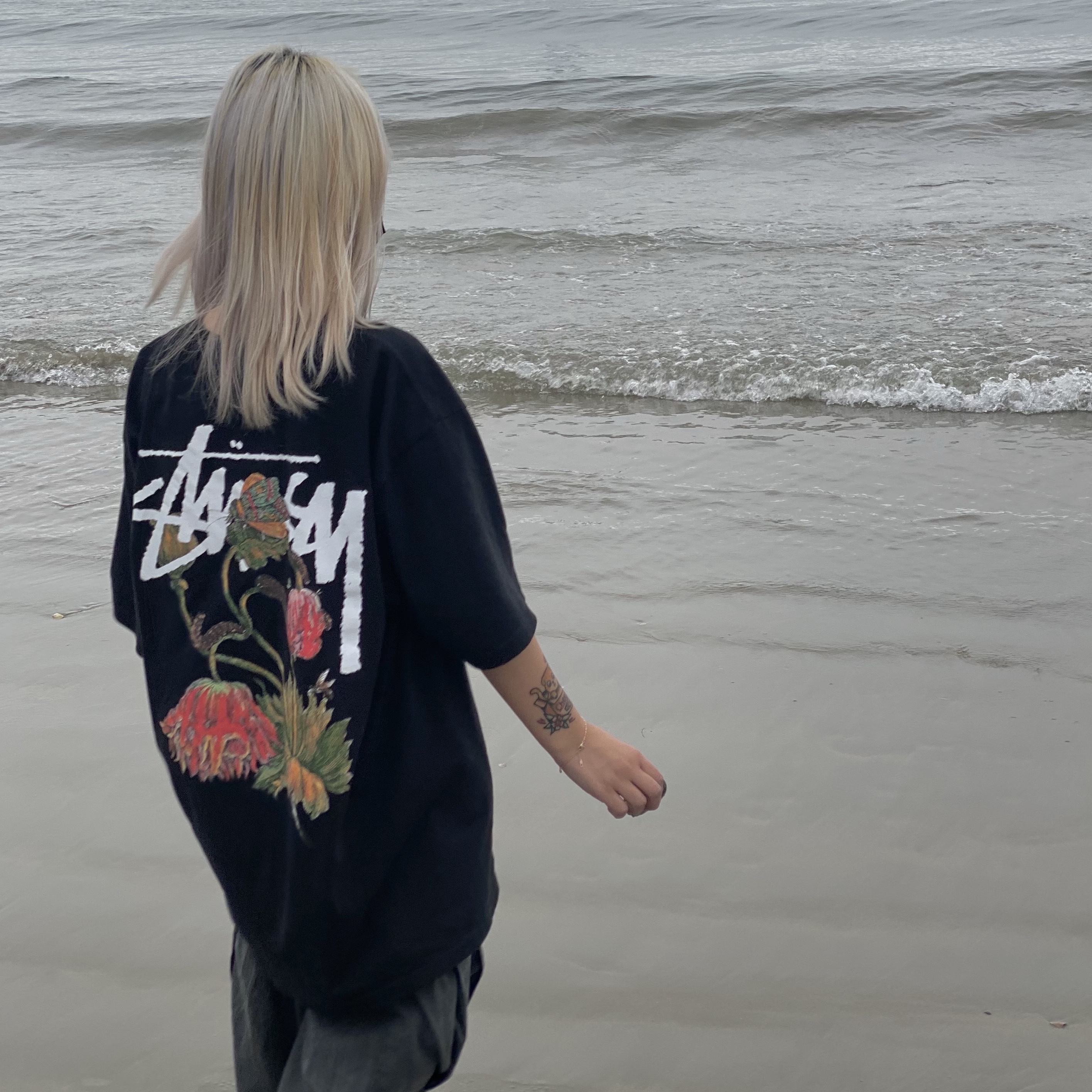 Stussy Withered Flower T-Shirt Black 착용 스타일