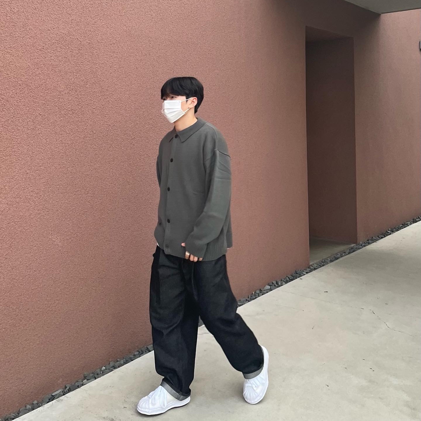 Maison Mihara Yasuhiro Blakey OG Sole Canvas Low-top Sneakers White 착용 스타일 - 1