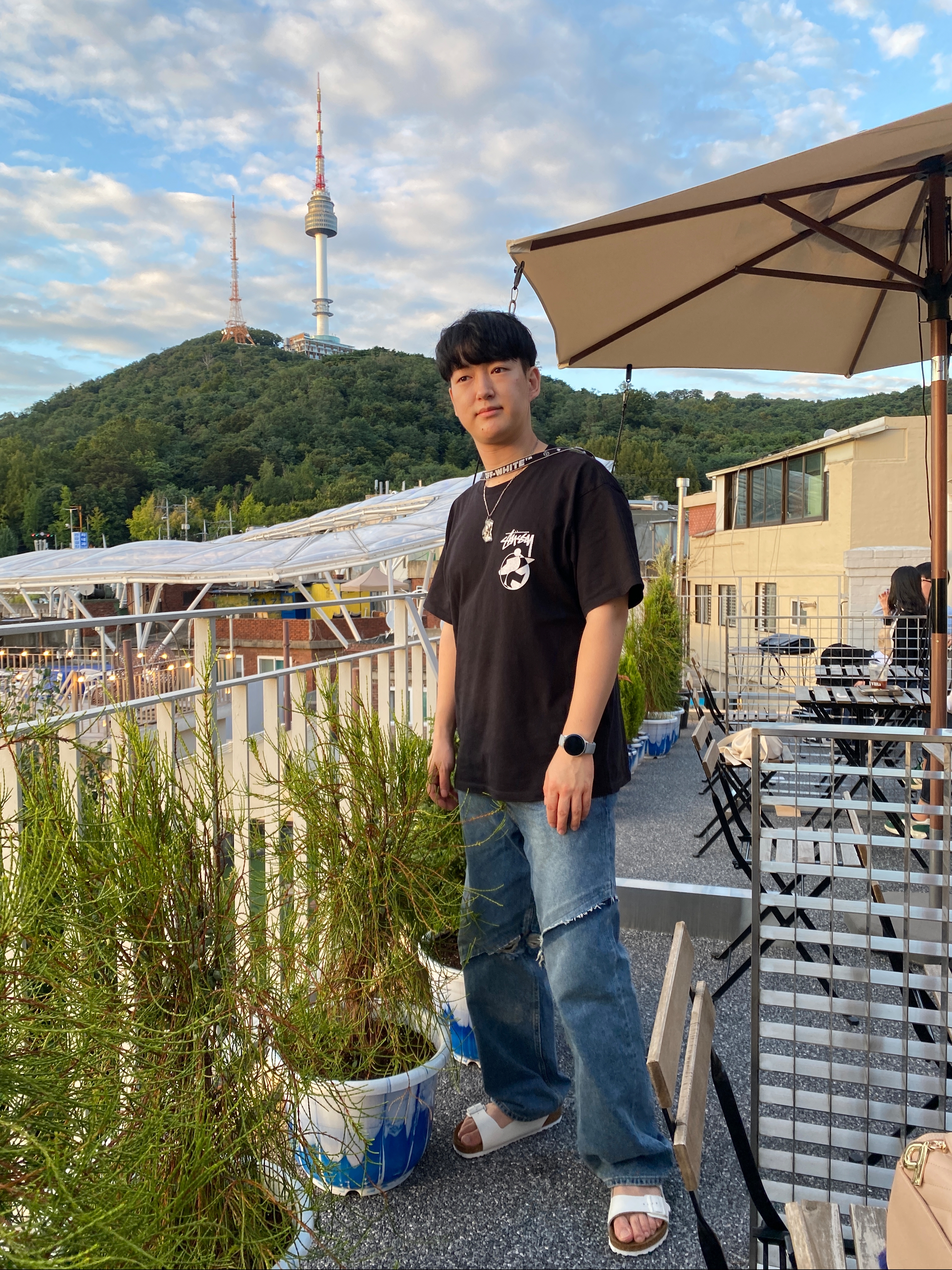 Stussy x Our Legacy Surfman 2 Pigment Dyed T-Shirt Black, Birkenstock x Ader Error Milano Tech White 착용 스타일