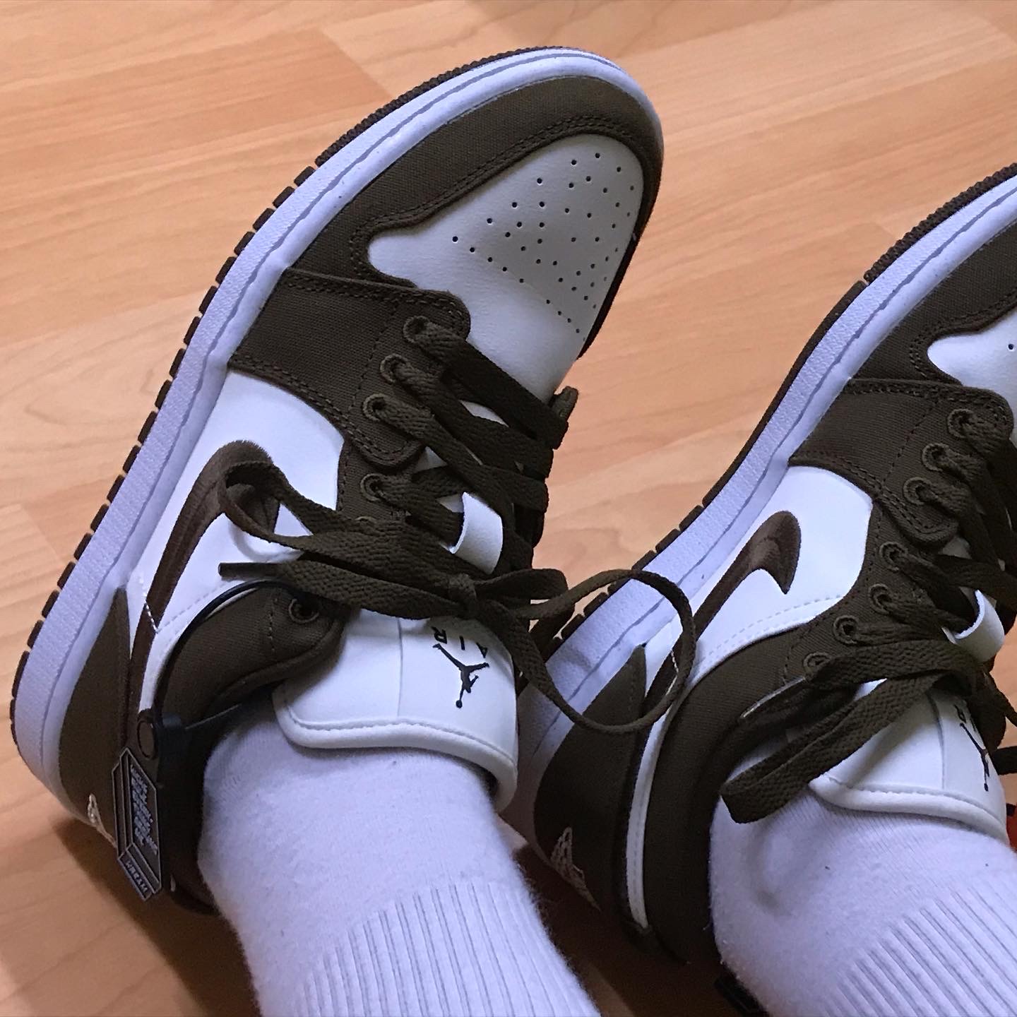 (W) Jordan 1 Low SE Light Olive 착용 스타일 - 1