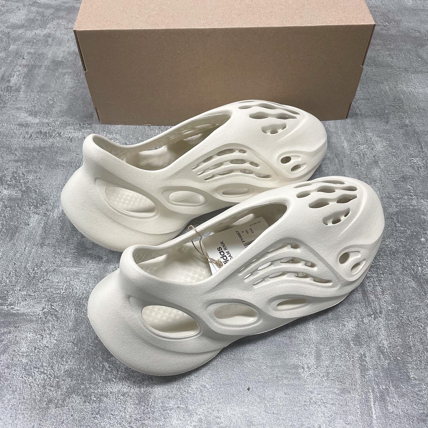 Adidas Yeezy Foam RNNR Sand 착용 스타일 - 3