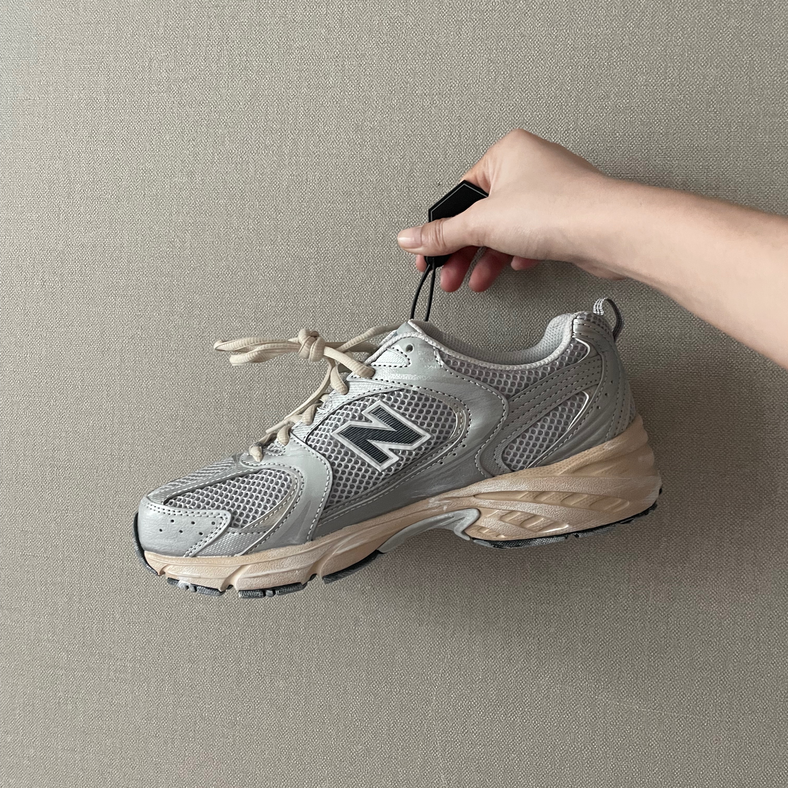 New Balance 530 Vintage Metallic Silver 착용 스타일