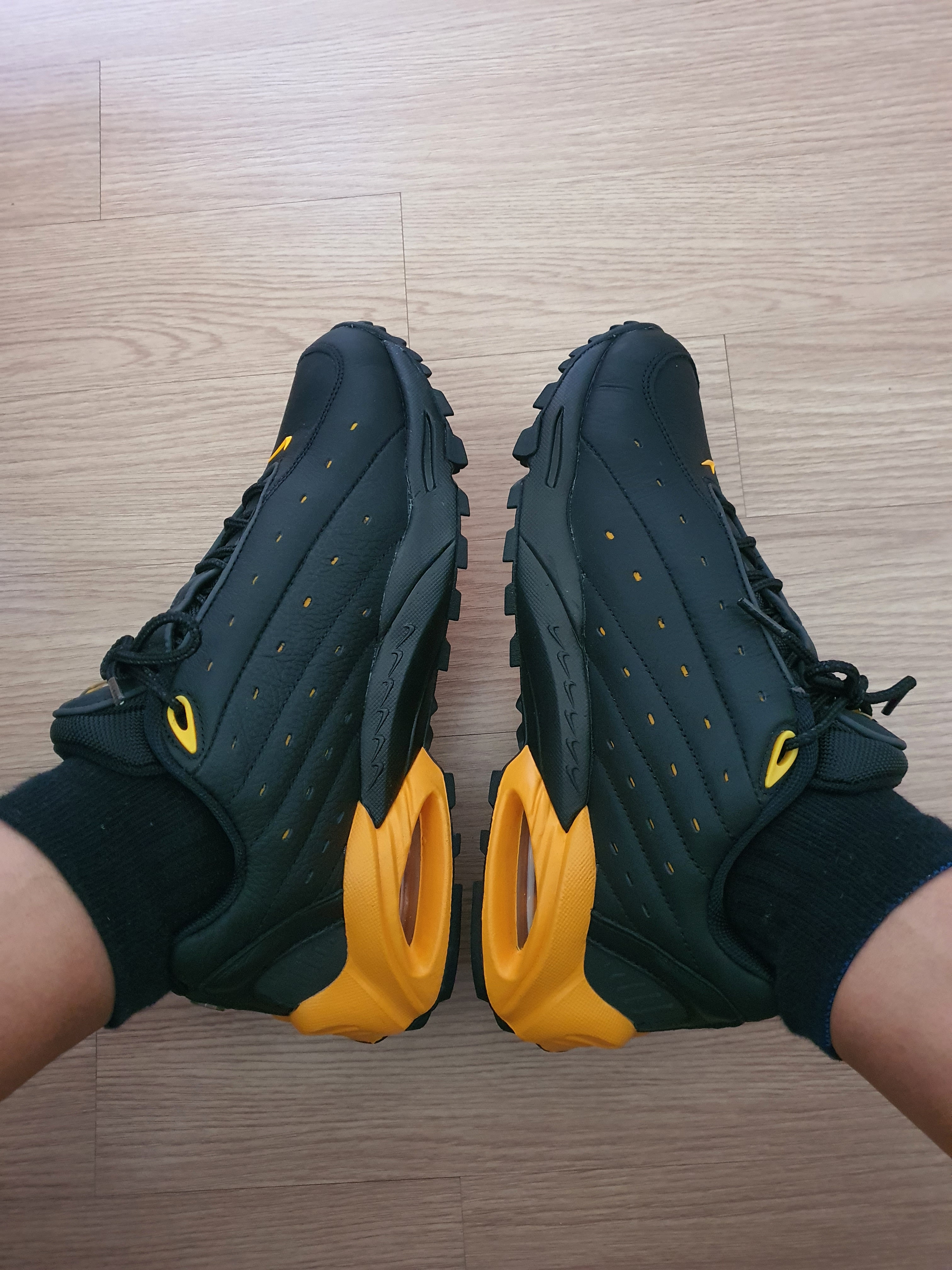 Nike x Drake Nocta Hot Step Air Terra Black and Yellow 착용 스타일 - 2