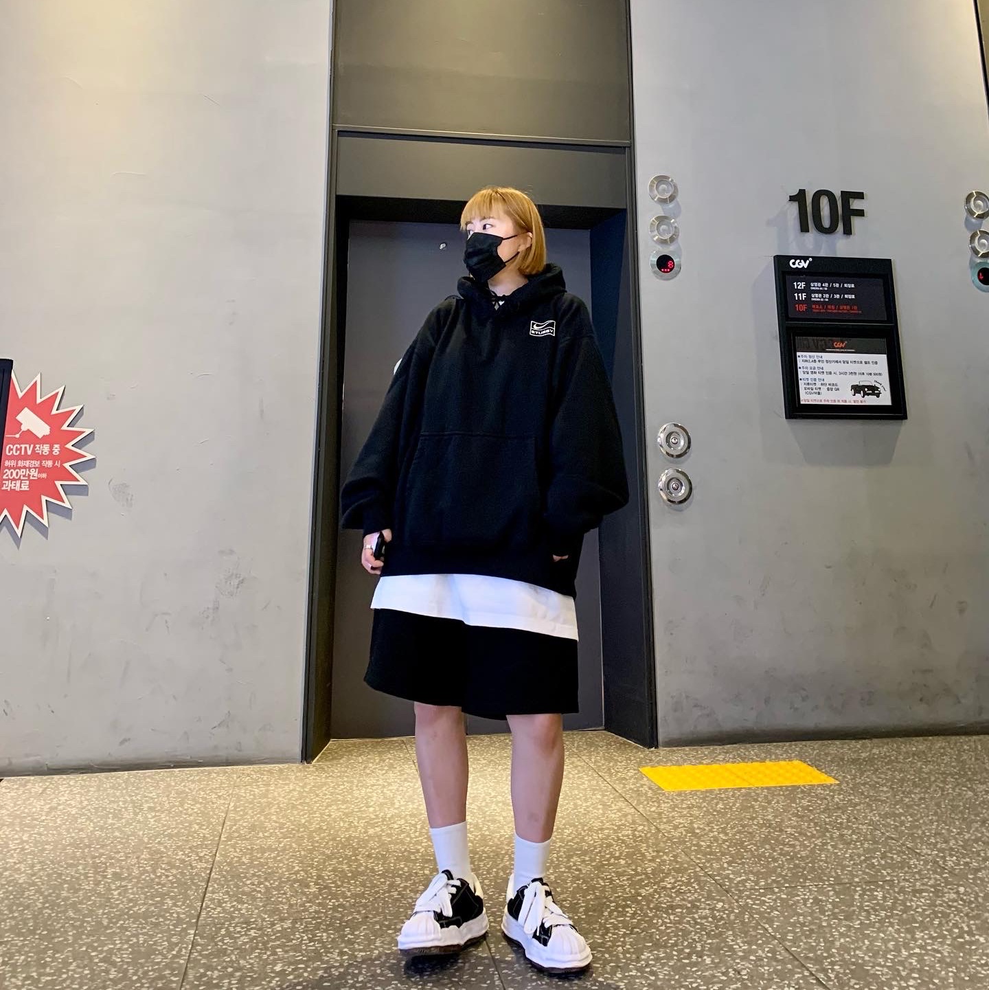 Nike x Stussy NRG RA Washed Pullover Hoodie Black (DN4028-010), Maison Mihara Yasuhiro Blakey OG Sole Canvas Low-top Sneakers Black White 착용 스타일 - 2