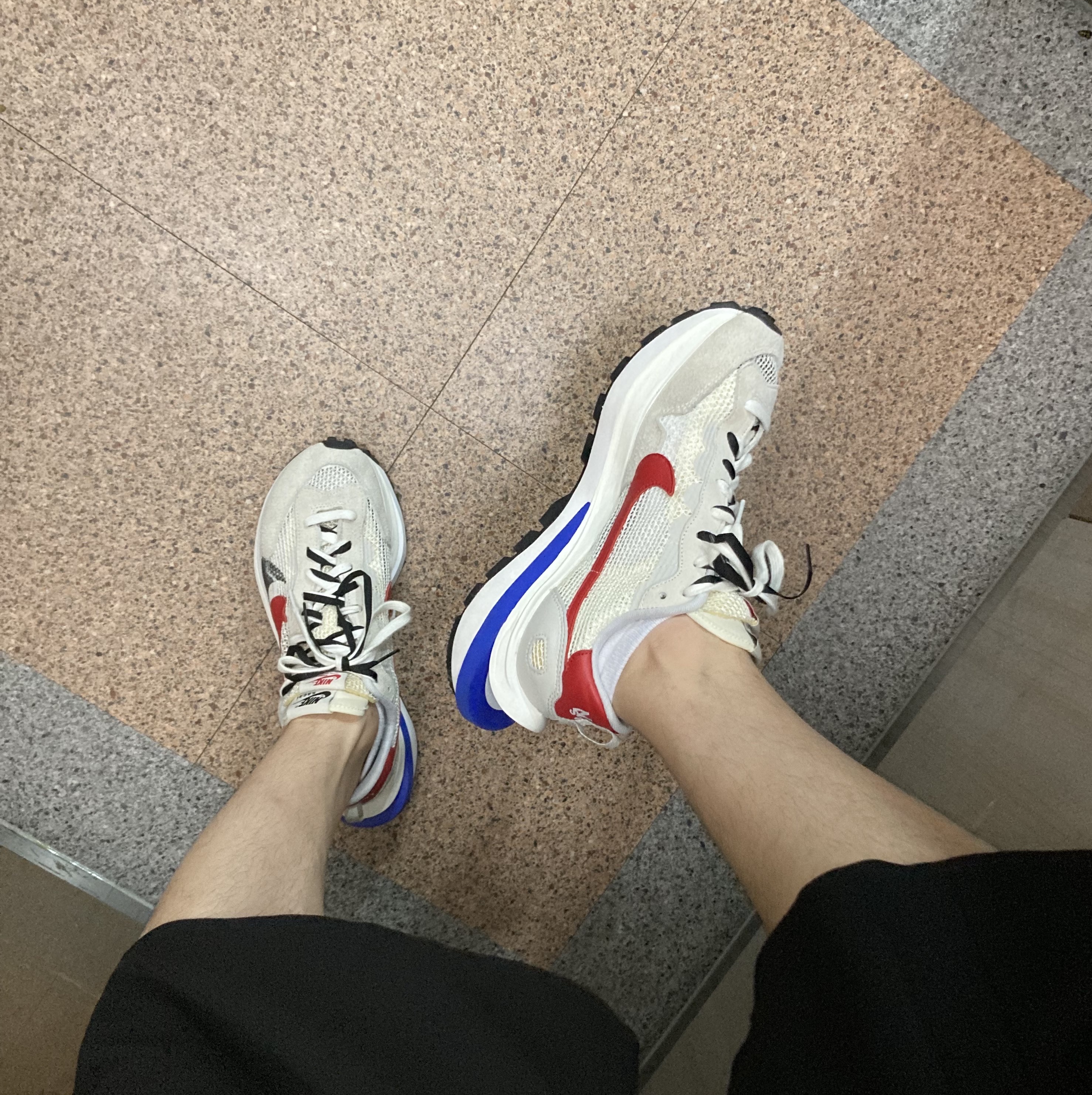 Nike x Sacai VaporWaffle Royal Fuchsia 착용 스타일