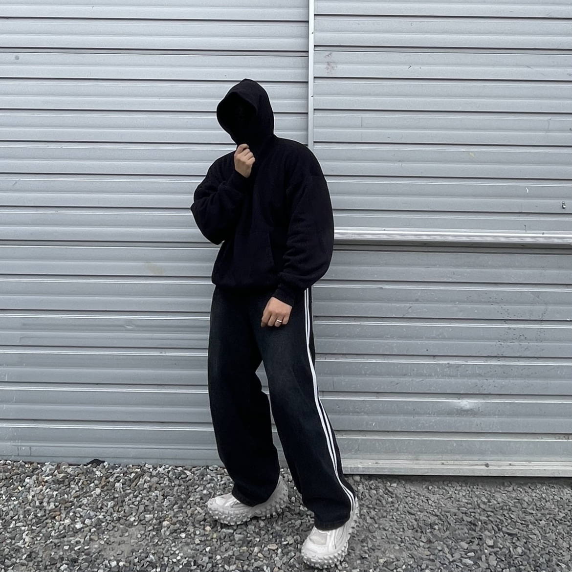Balenciaga Defender Sneakers Beige, Yeezy Gap Hoodie Black 착용 스타일