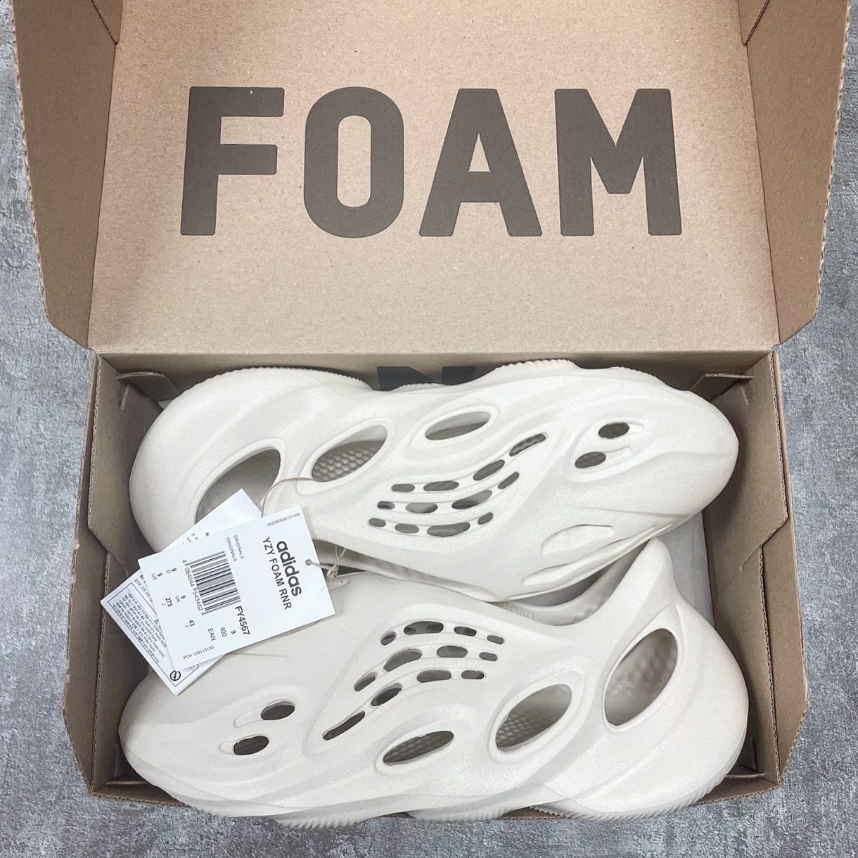 Adidas Yeezy Foam RNNR Sand 착용 스타일 - 4