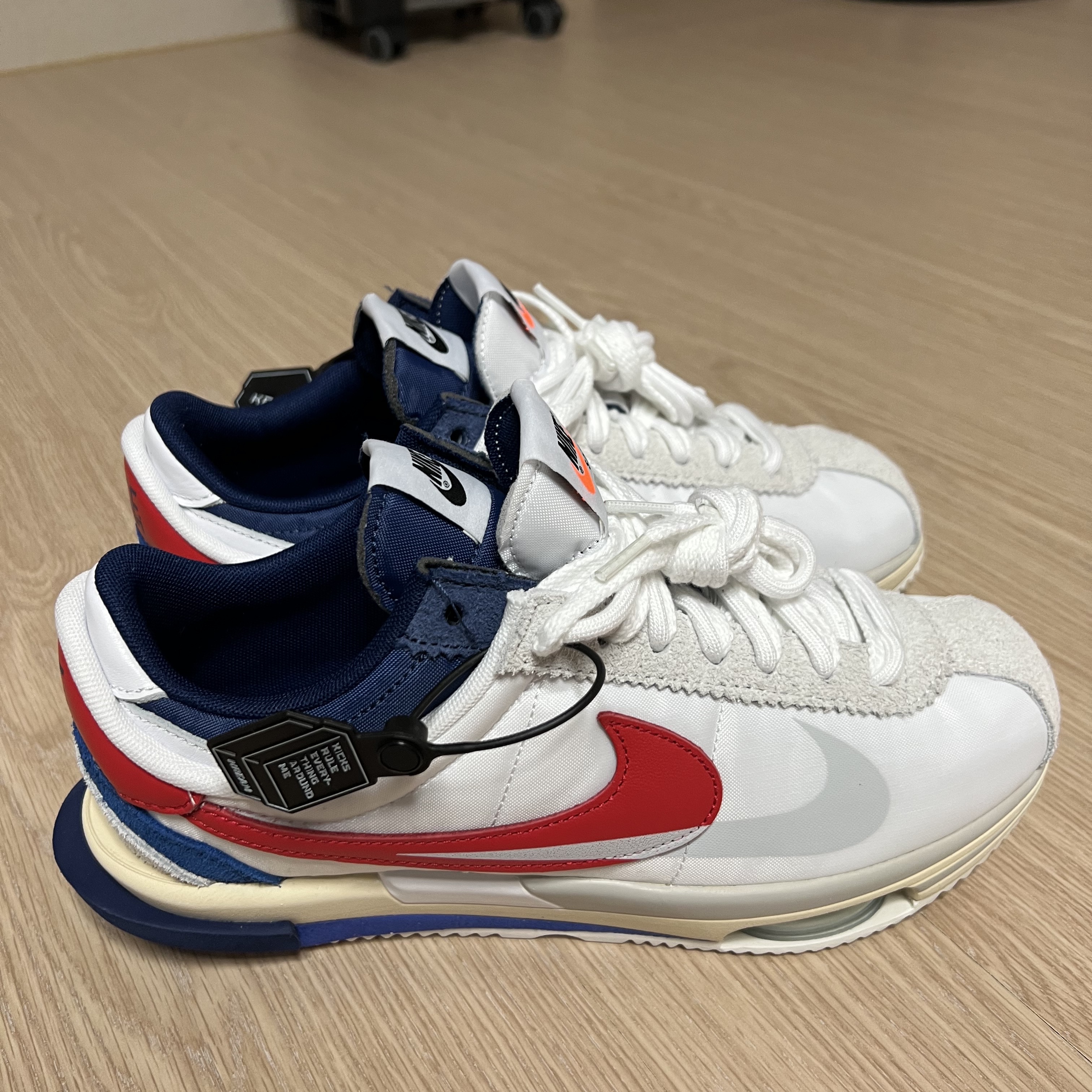 Nike x Sacai Zoom Cortez SP White and University Red 착용 스타일 - 1