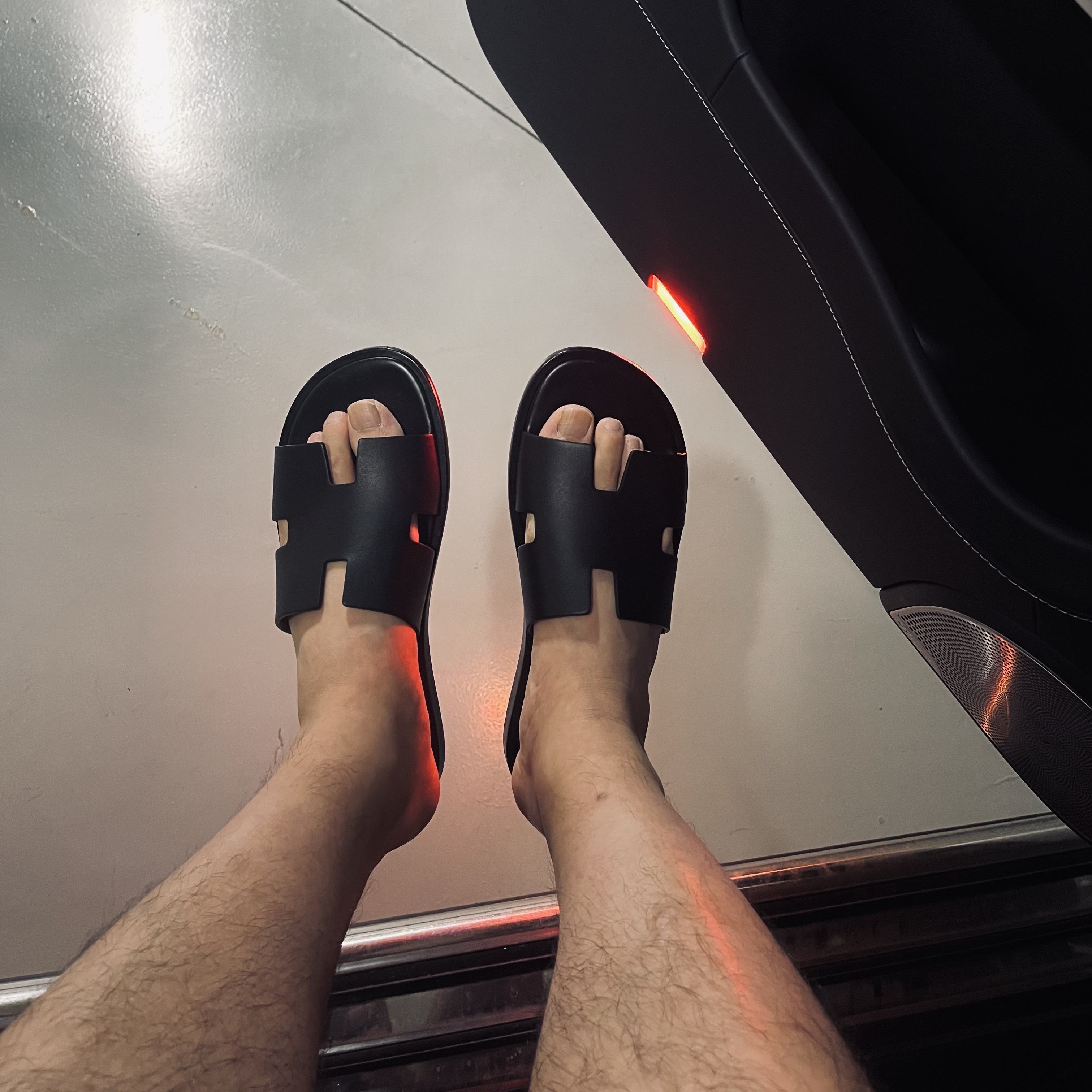 Hermes Izmir Sandal Calfskin & Noir 착용 스타일