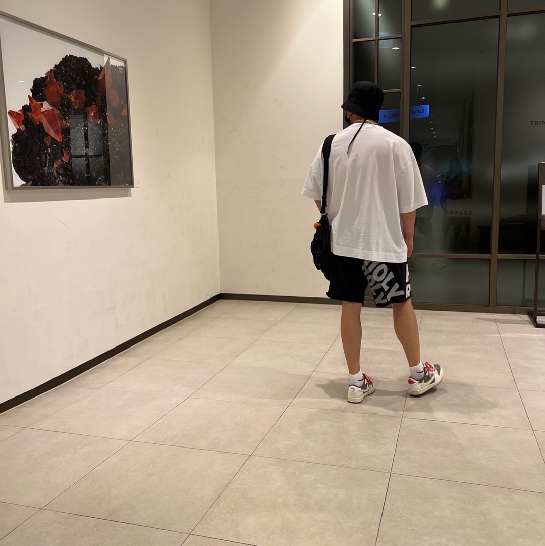 Jordan 1 x Travis Scott Retro Low OG SP Sail and Ridgerock 착용 스타일 - 1